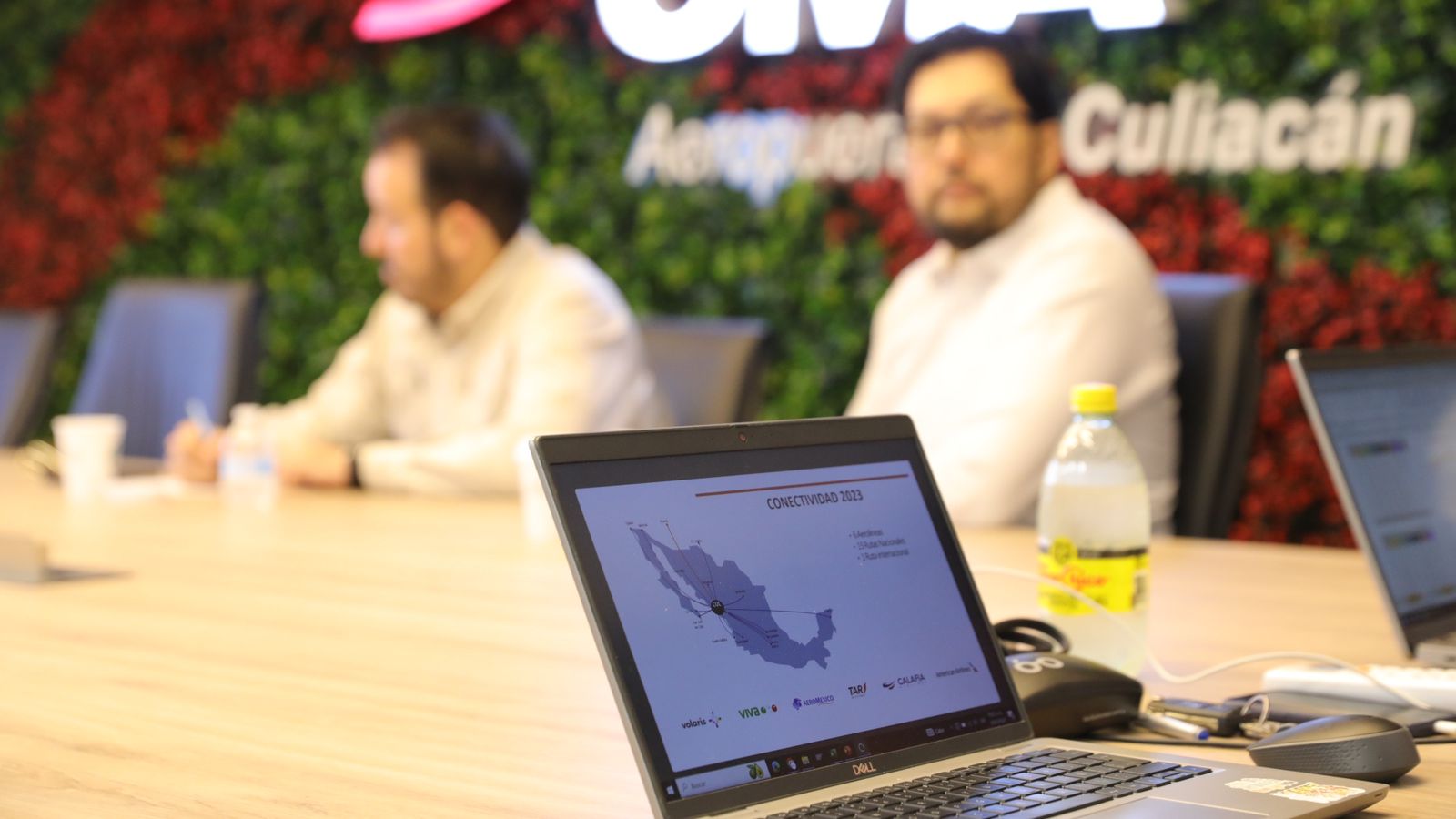 El representante de la Secretaría de Turismo, Ricardo Velarde Cárdenas, se reunió con representantes de Codesin (Consejo para el Desarrollo Económico de Sinaloa) zona centro; autoridades del municipio y directivos de OMA Culiacán, para formar los mecanismos adecuados que permitan fortalecer la conectividad aérea en esta ciudad.