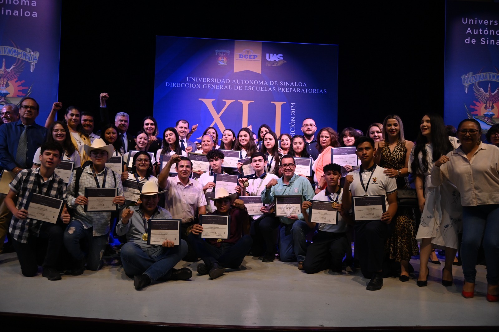 La Universidad Autónoma de Sinaloa (UAS) reconoció el esfuerzo, la dedicación y el talento de 178 estudiantes de preparatoria de excelencia de las cuatro Unidades Regionales durante la XLI Ceremonia de Reconocimiento al Mérito Académico y premiación del Concurso Académico “Rafael Buelna Tenorio” refrendando así el Bachillerato Universitario ser referente nacional por su calidad.