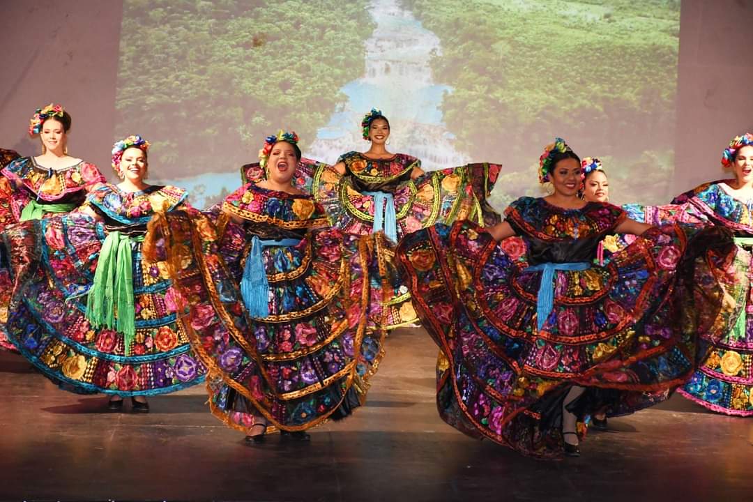 Un gran espectáculo titulado Sones del Pacífico Mexicano, se presentó a través del grupo FolkloUAS al arribar a su 17º aniversario, bailando con el corazón y trasmitiendo este importante patrimonio cultural como lo es la danza.