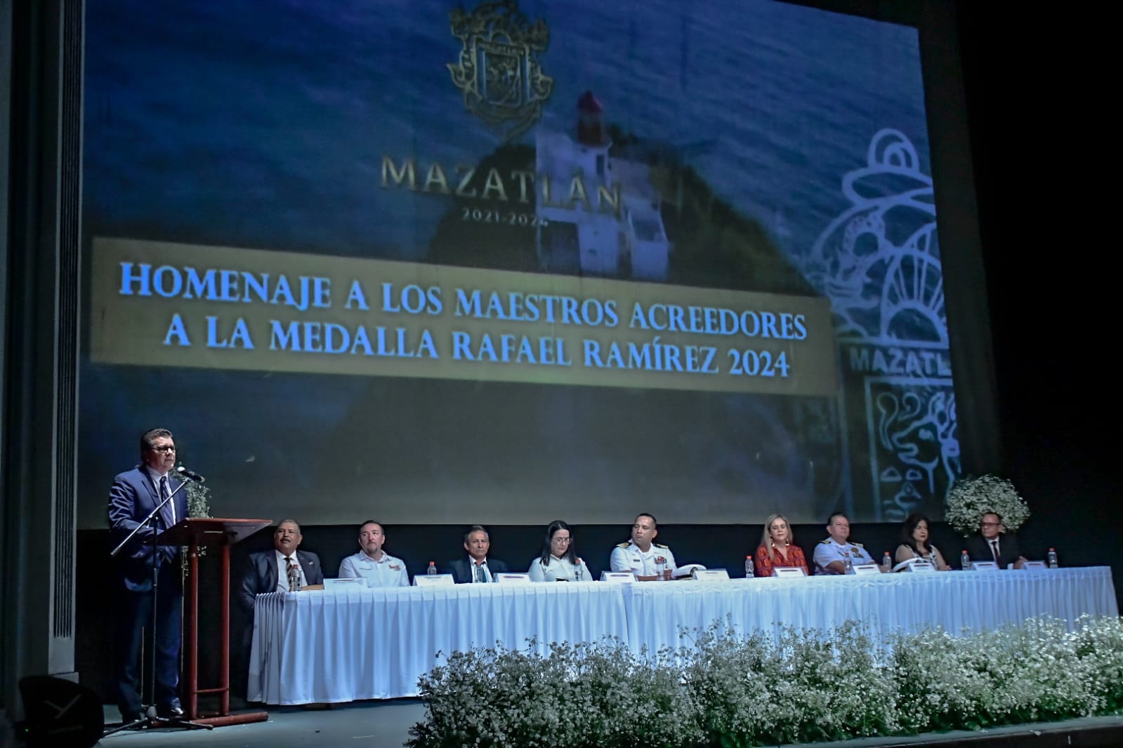 El Alcalde Edgar González, reconoció la gran labor a la educación de los maestros, quienes son los pilares fundamentales de la sociedad y está prácticamente reconocido que forjan el futuro de niñas, niños y jóvenes.