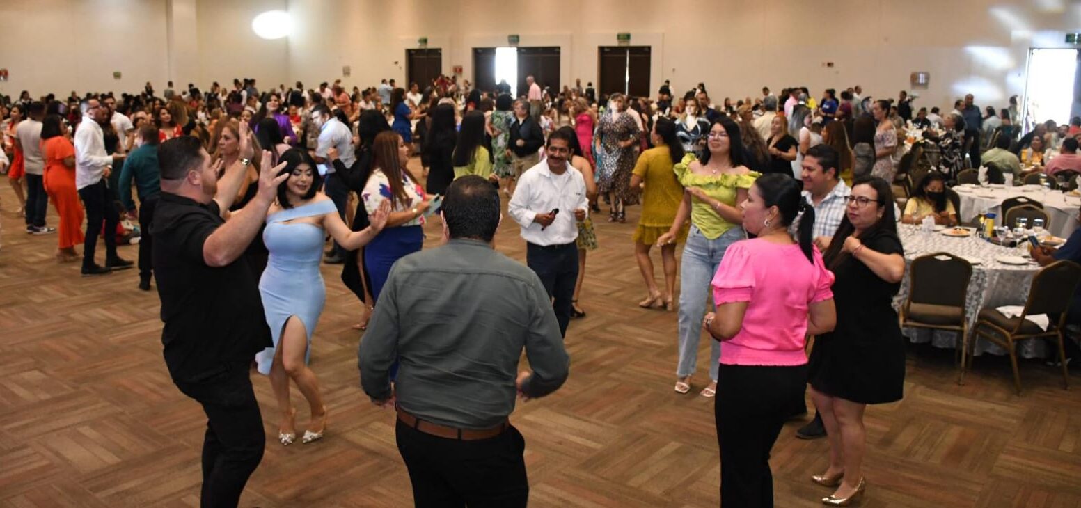 La planta magisterial de la Universidad Autónoma de Sinaloa en la Unidad Regional Sur, fue motivo de celebración en el marco del Día del Maestro.