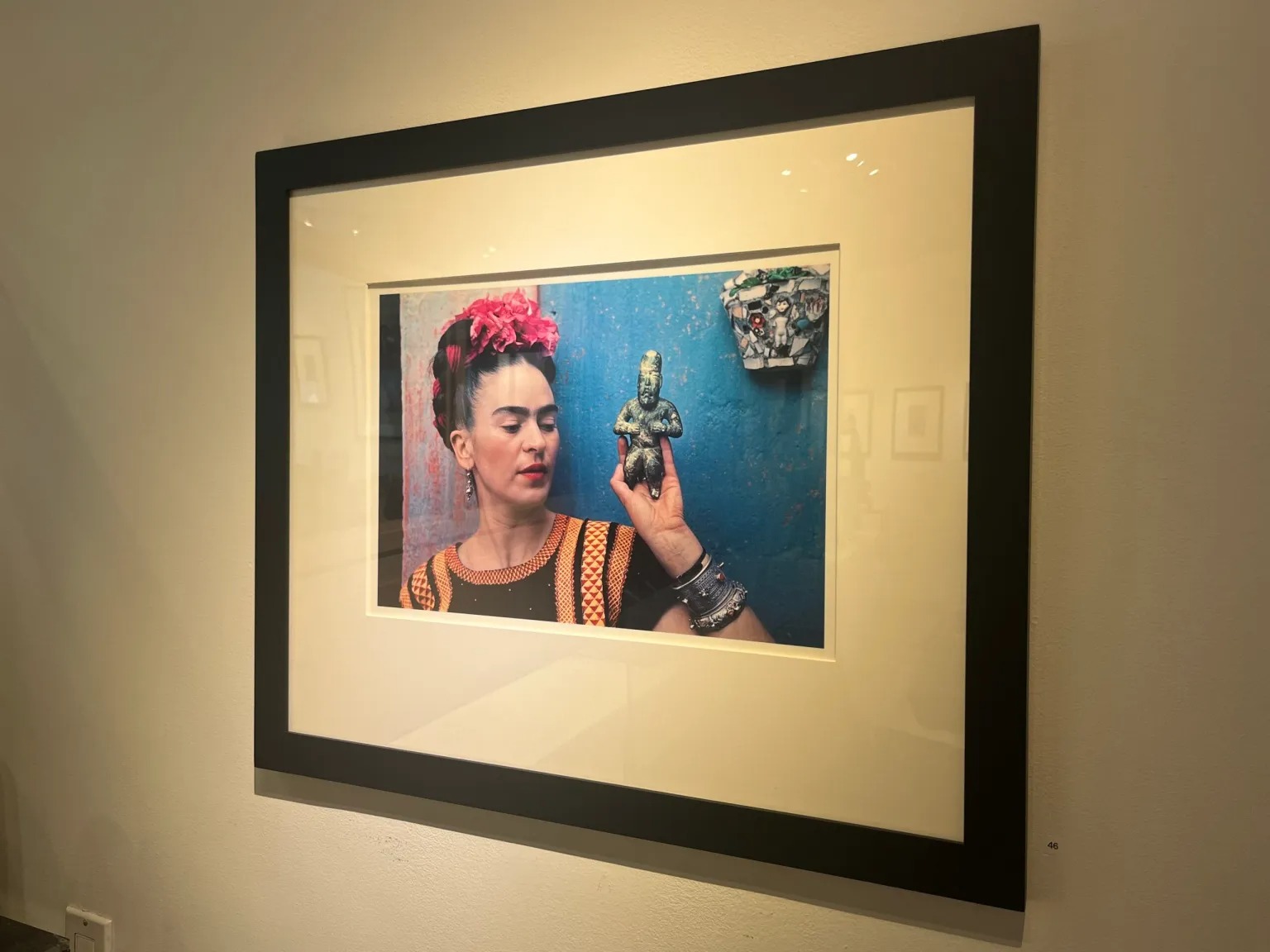 Entre las rarezas a la vista en la sala, hay tres pequeñas fotos de Frida tomadas por Edward Weston que esconden secretos