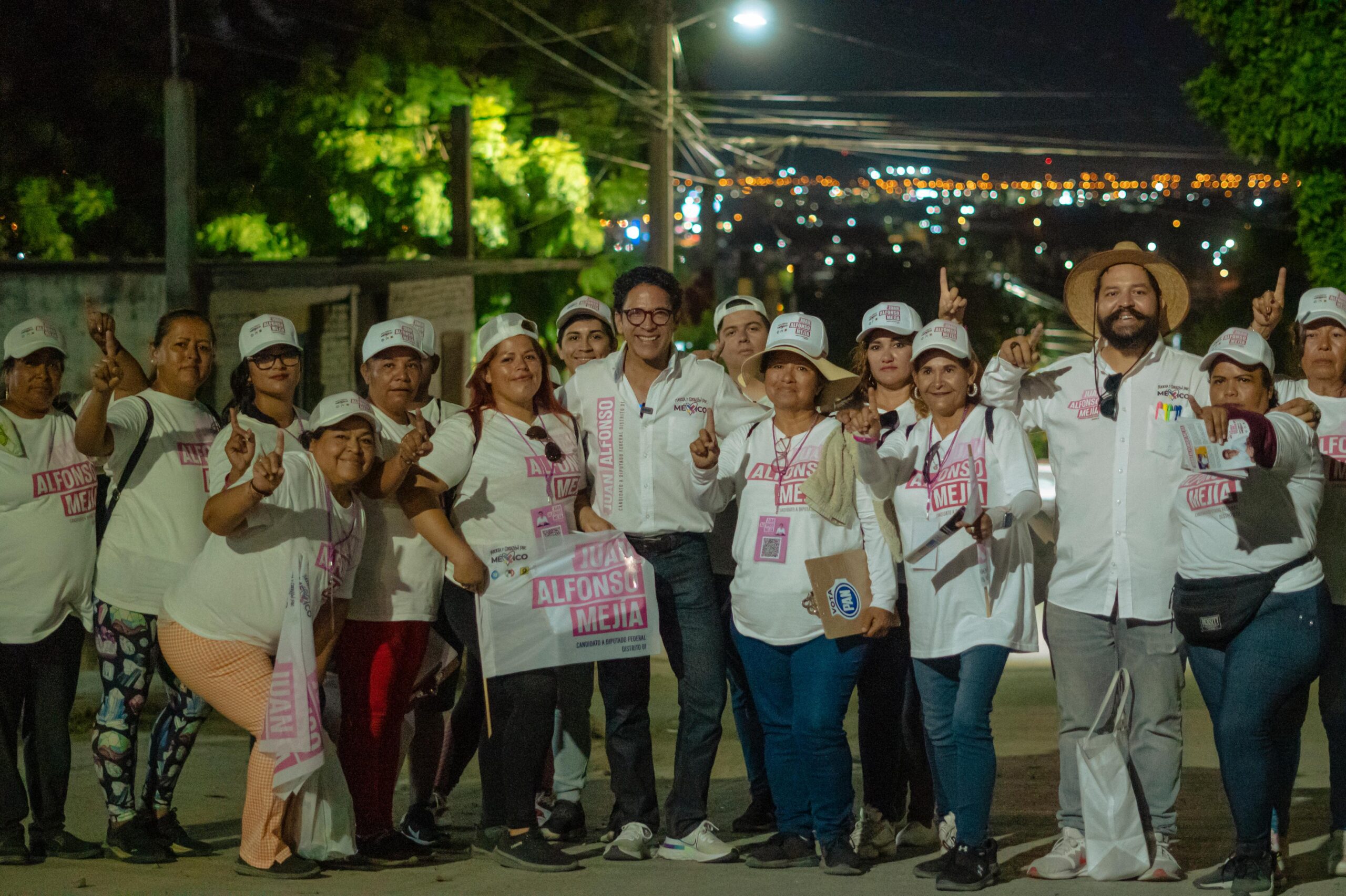 “Las nuevas generaciones tienen el sartén por el mango. Ustedes tienen el futuro de México en sus manos. No permitan que los adultos decidan por ustedes. El llamarlos a participar en política, es para que tomen decisiones que forjen su propio futuro”.