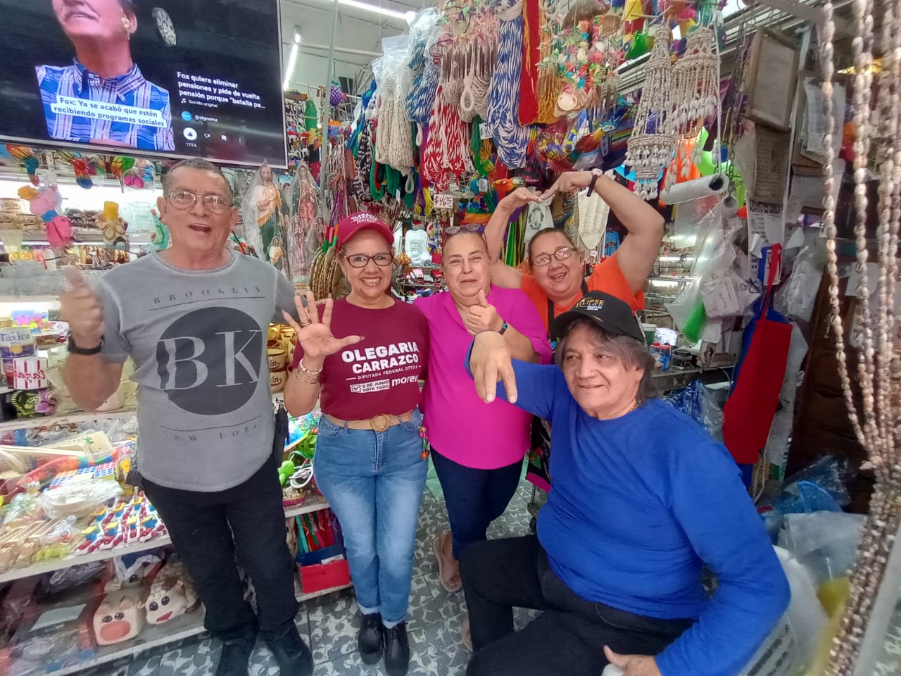 La candidata de Morena a diputada federal por el sexto distrito, Olegaria Carrazco Macías, visitó los mercados José María Pino Suárez y Gral. Juan Carrasco para saludar de mano y escuchar a los ciudadanos y locatarios.