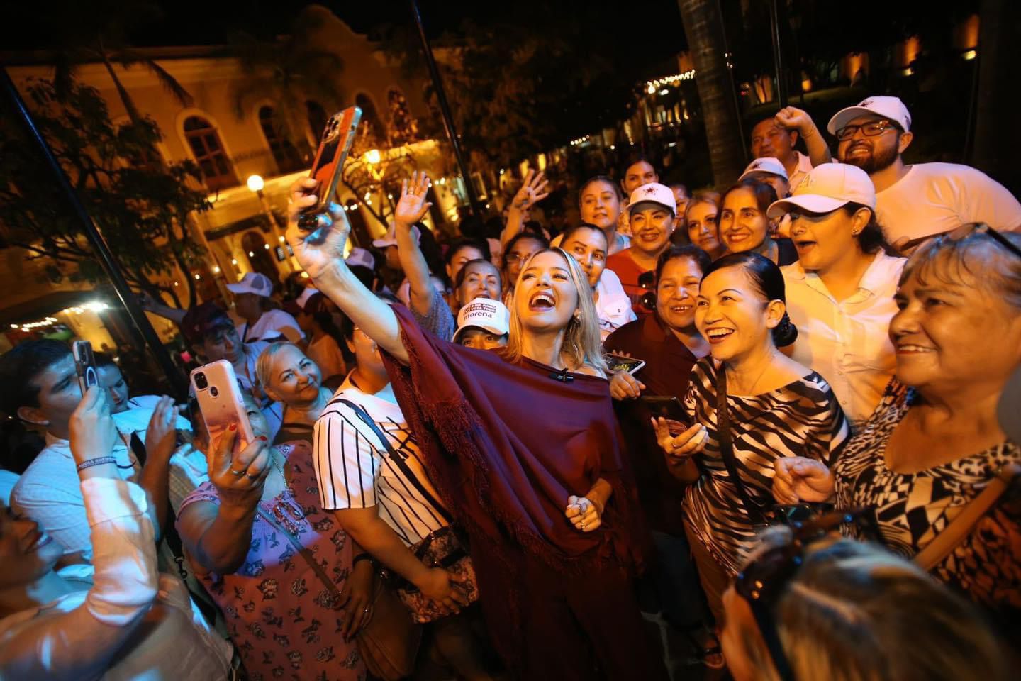 Al grito de ! Presidenta… Presidenta! Estrella Palacios se abrió paso entre la gente congregada en la Plazuela Machado durante la alegre fiesta cívica que puso fin a su campaña proselitista.