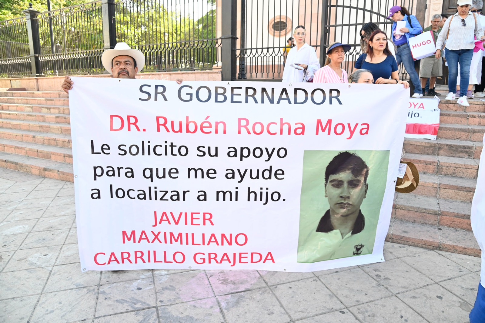 A una sola voz: “Javier queremos que regreses”, exigieron alumnos, docentes y personal administrativo de la Universidad Autónoma de Sinaloa (UAS), en la manifestación pacífica que se realizó este miércoles, en busca de la reaparición de Javier Maximiliano Carrillo Grajeda, estudiante de la Preparatoria Central Diurna quien fue privado de la libertad el pasado 21 de mayo.