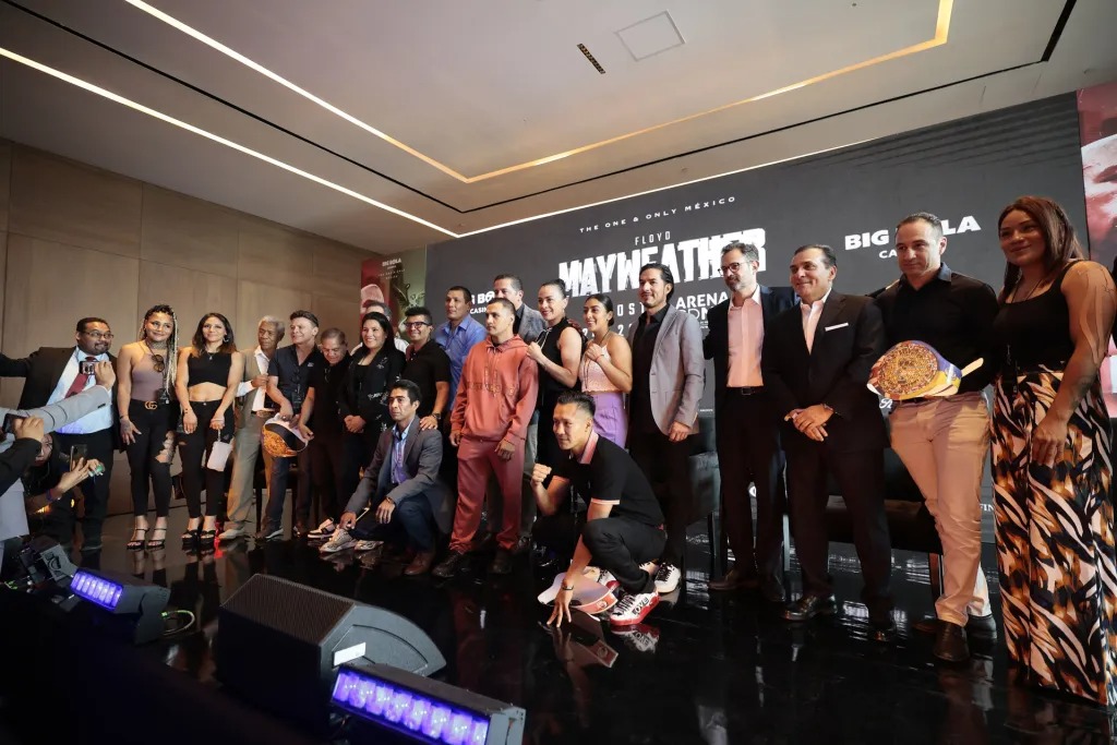 El boxeador retirado Floyd Mayweather, campeón mundial en cinco divisiones distintas, realizará una pelea de exhibición en Ciudad de México el 24 de agosto próximo con un rival por confirmar, anunciaron los organizadores del combate.