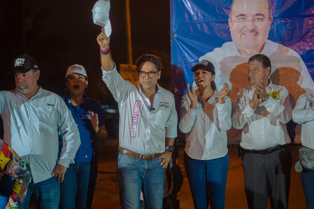 “Por eso salgan a votar por lo que les duele. Por lo mucho que les han quitado. Por ustedes mismos” reiteró Mejia al final de su discurso.
