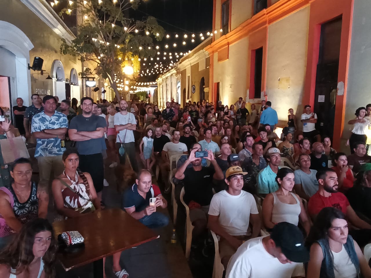 La velada de la noche miércoles las calles del centro histórico fueron apoderadas por cientos de personas gracias a Mexi Log Fest y al Instituto de Cultura con "Noche de Películas" una serie de documentales creados por los apasionados artistas amantes de las Olas.