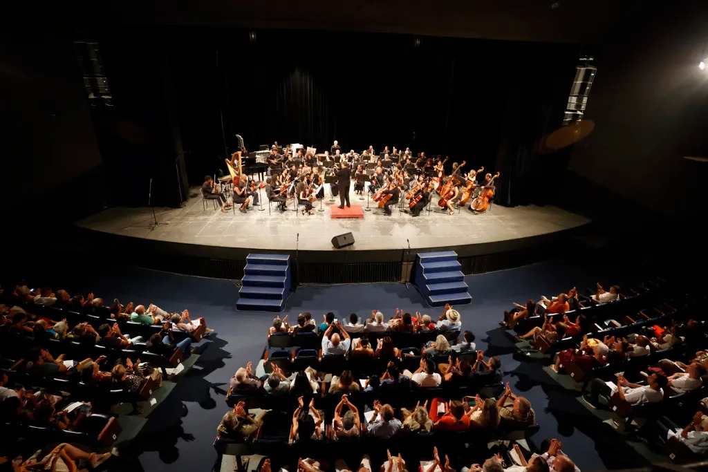 - El Teatro Nacional en La Habana fue escenario del concierto “Cuba le canta José Alfredo Jiménez”, que adaptó el mariachi al formato de una sinfónica