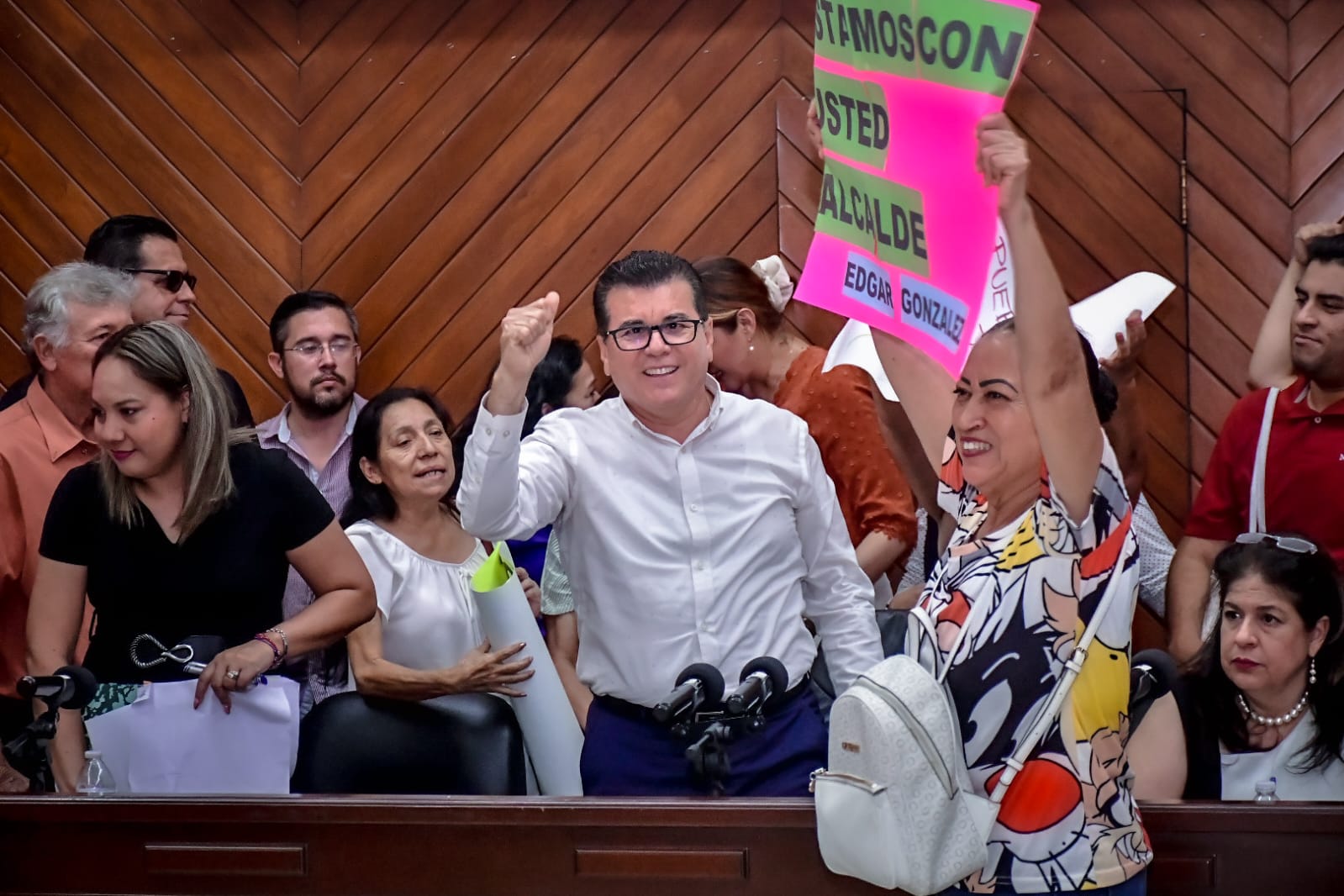 Los grupos tomaron sus posiciones desde temprano… previo a la sesión solemne donde se hizo entrega de público reconocimiento a los fundadores e impulsores de la primera marcha de la Diversidad Sexual y Orgullo Gay.