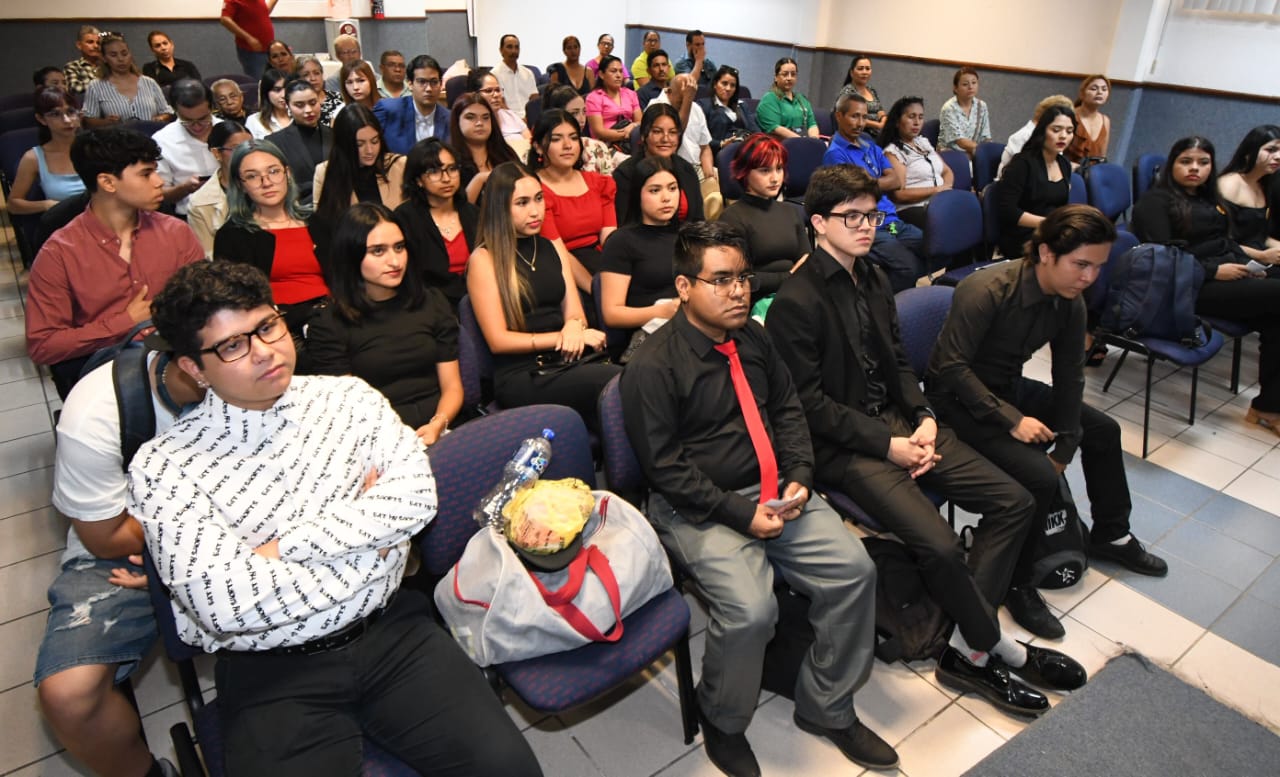 Con el objetivo de exponer sus conocimientos teórico-prácticos, Jóvenes de la Licenciatura en Comercio Internacional, presentaron trabajos de investigación concernientes a la materia de “Investigación de Mercados”.