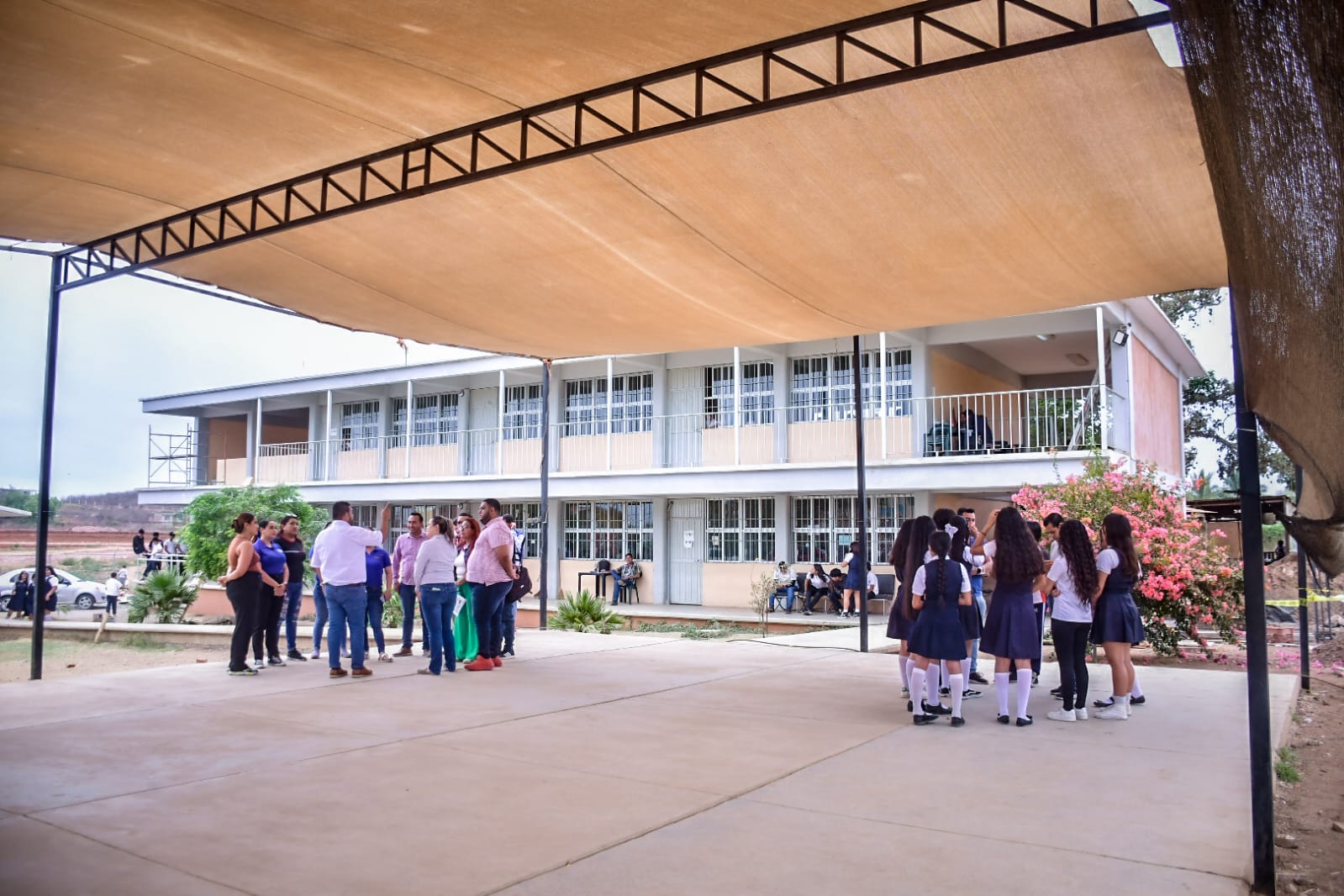 El Gobierno Municipal que encabeza el Alcalde Edgar González cumple con el compromiso que hizo con estudiantes de la escuela secundaria “Nueva Creación” en el Fraccionamiento Santa Teresa, con la construcción de tres aulas que están en proceso y mejorarán las condiciones de aprendizaje de alumnos.