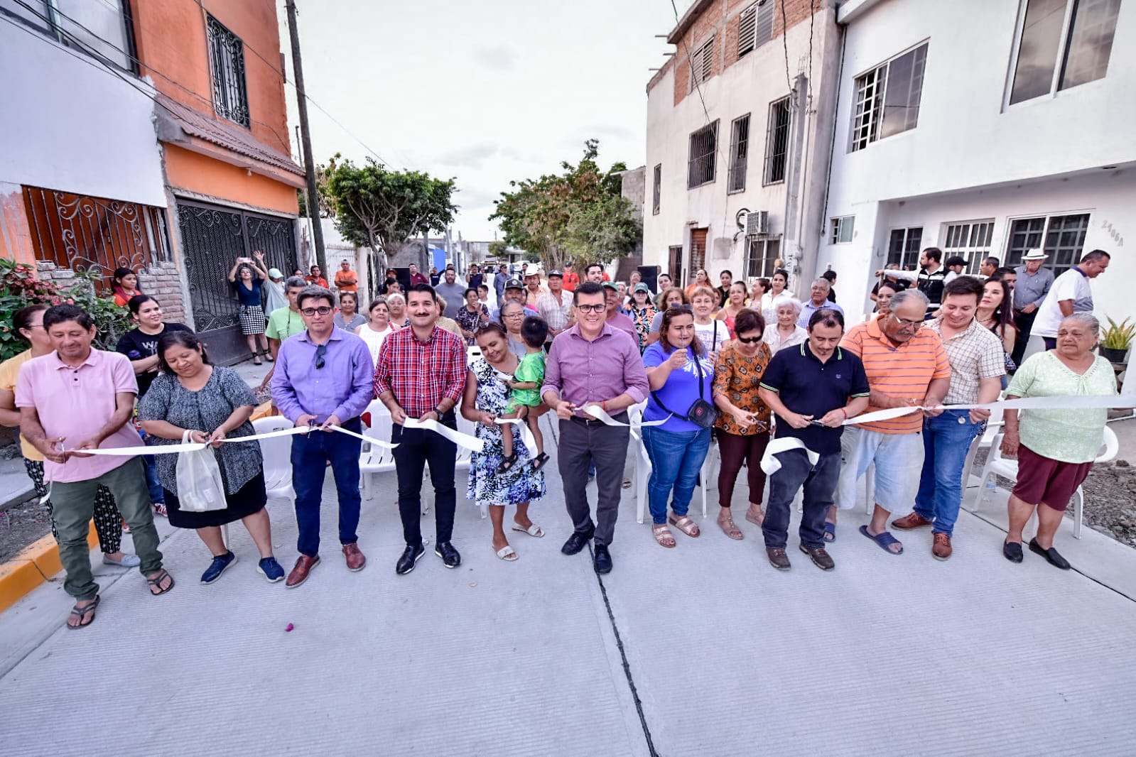 Vecinos de calle Mérida ven cumplido un sueño con la inauguración de su pavimentación.