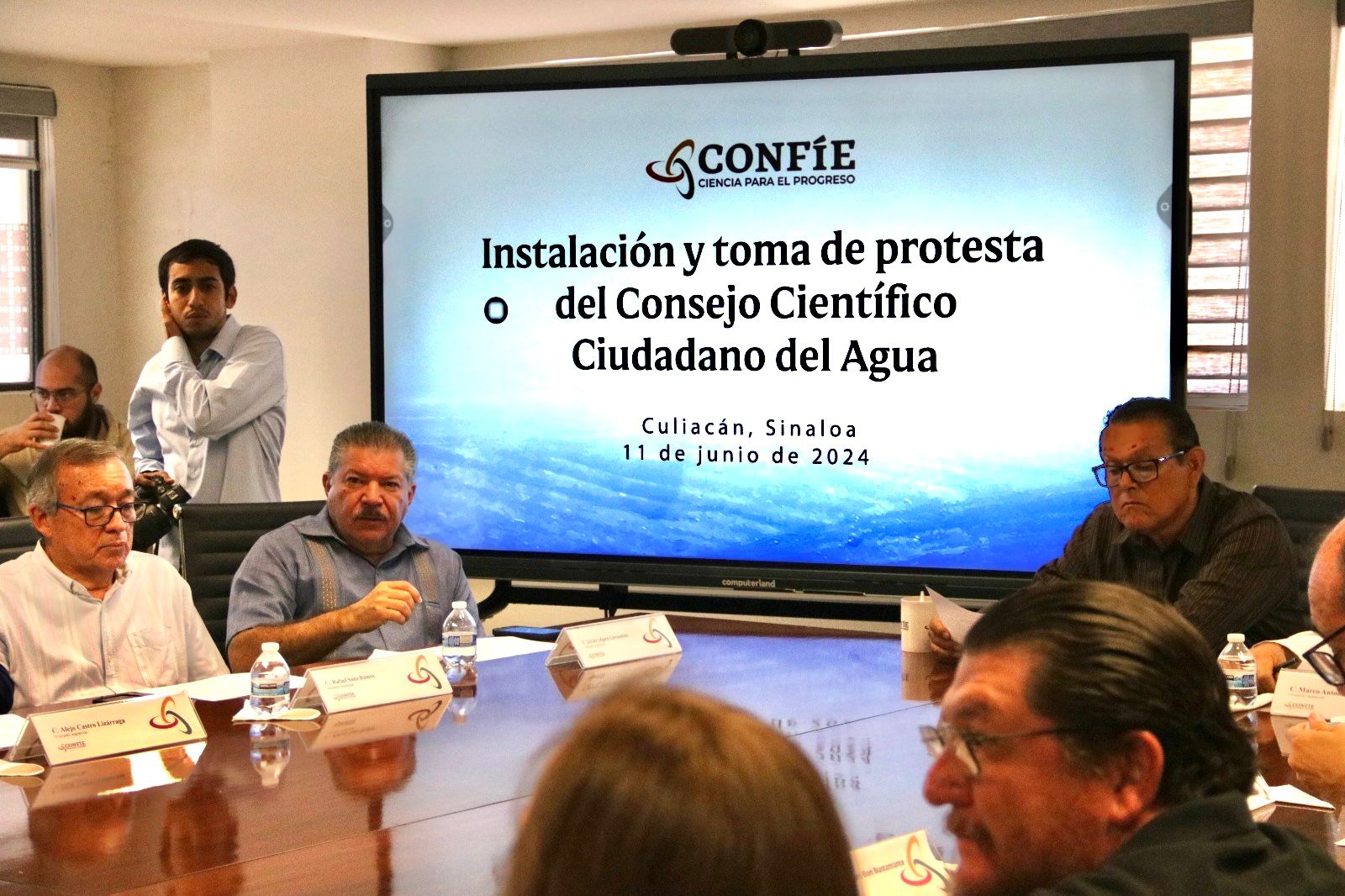 La titular de SEBIDES, Lcda. María Inés Pérez Corral, y el director general de CONFÍE, Dr. Carlos Karam Quiñones, encabezan la instalación del organismo integrado por expertos y usuarios