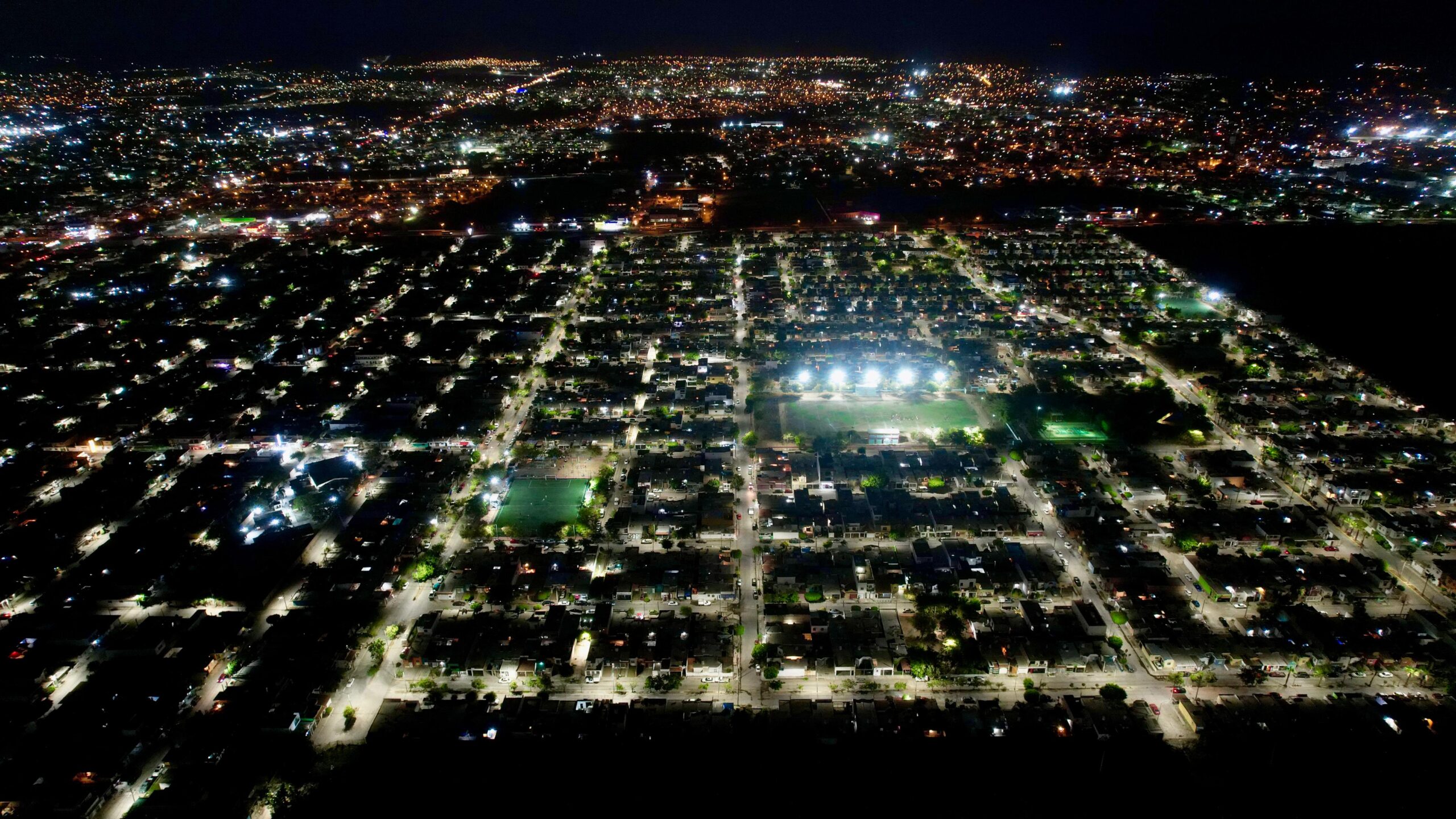 El Alcalde Edgar González dijo que con las lámparas LED se trata de fortalecer el entorno de los ciudadanos de todo Mazatlán.