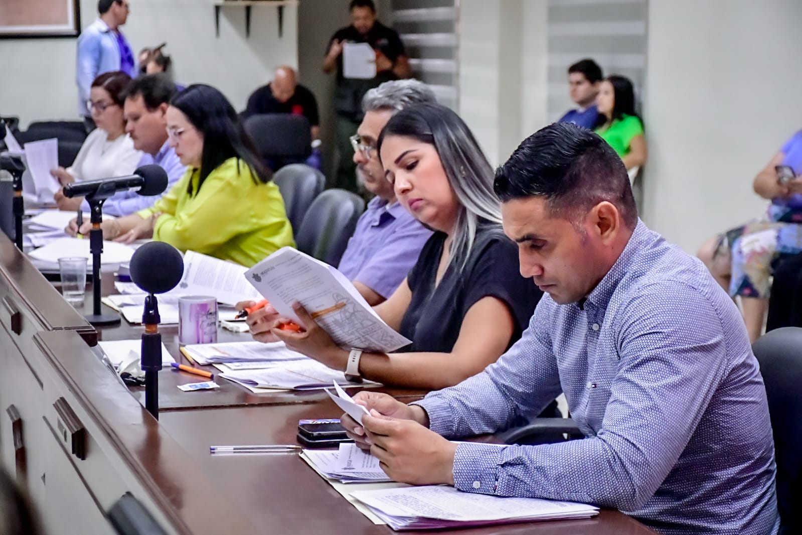 En otros temas los ediles aprobaron para la contratación de la póliza de seguros de vida colectiva a favor de empleados activos, jubilados y pensionados, tanto sindicalizados como de confianza y supernumerarios del Ayuntamiento.