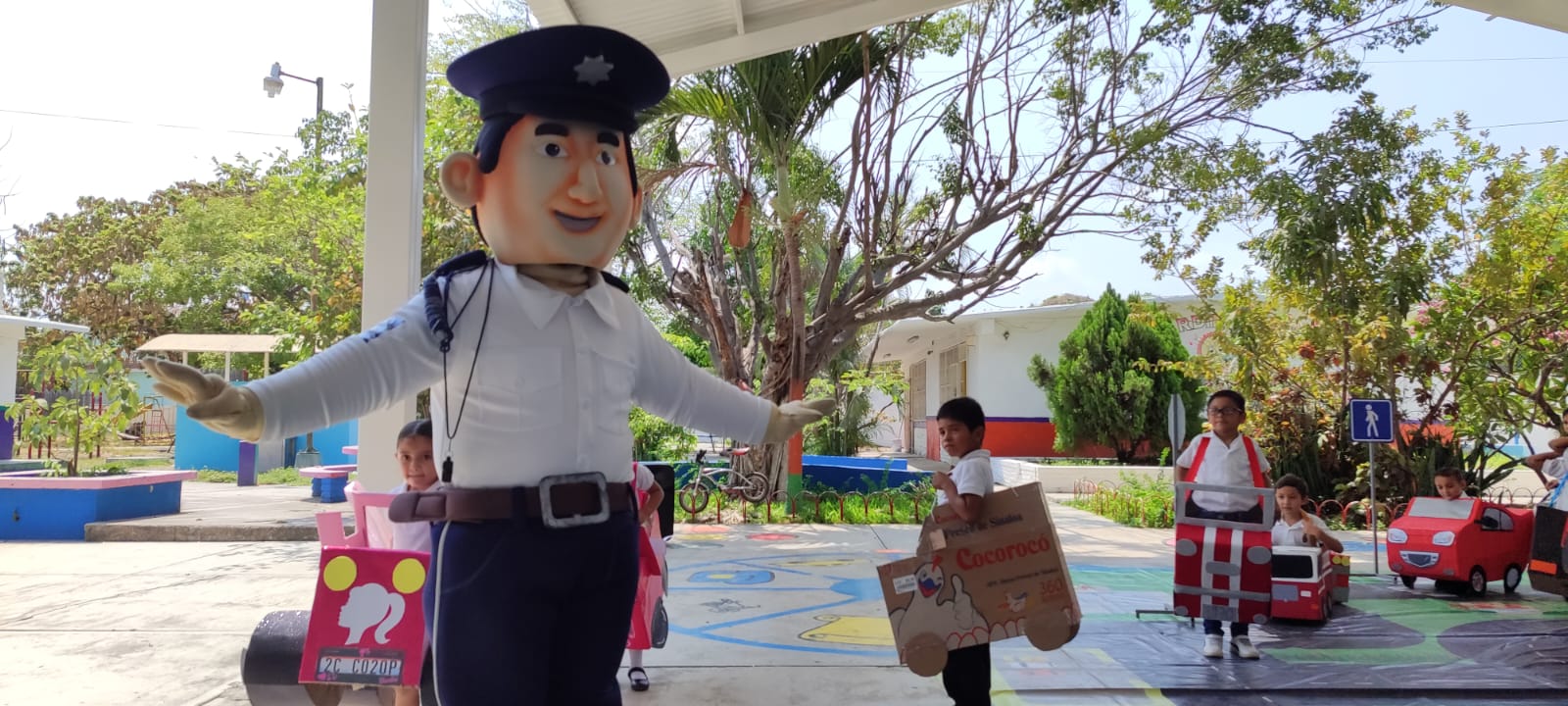 Los pequeños luego de escuchar parte de las reglas preventivas, jugaron con vehículos a escala en un circuito vial, donde practicaron lo que aprendieron