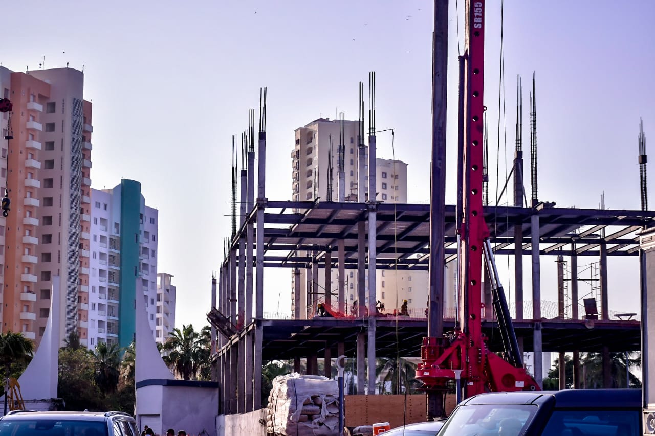 La actual administración ha mantenido el equilibrio entre la zona de crecimiento turístico, comercial e industrial y la inversión pública en las colonias del puerto.