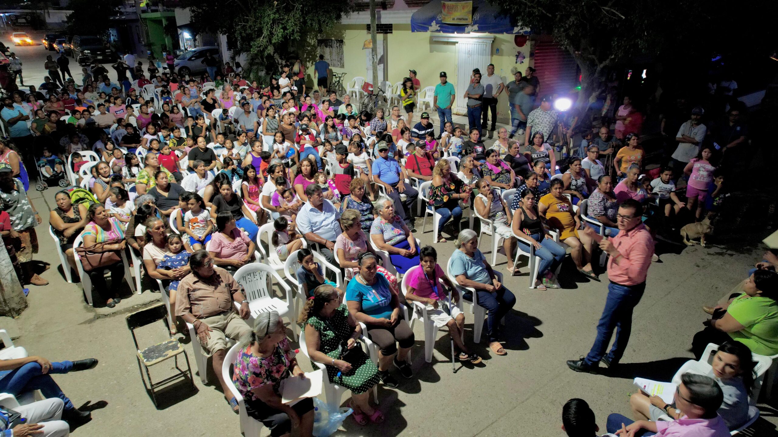 Decenas de familias se ven beneficiadas con la instalación de este moderno alumbrado público.
