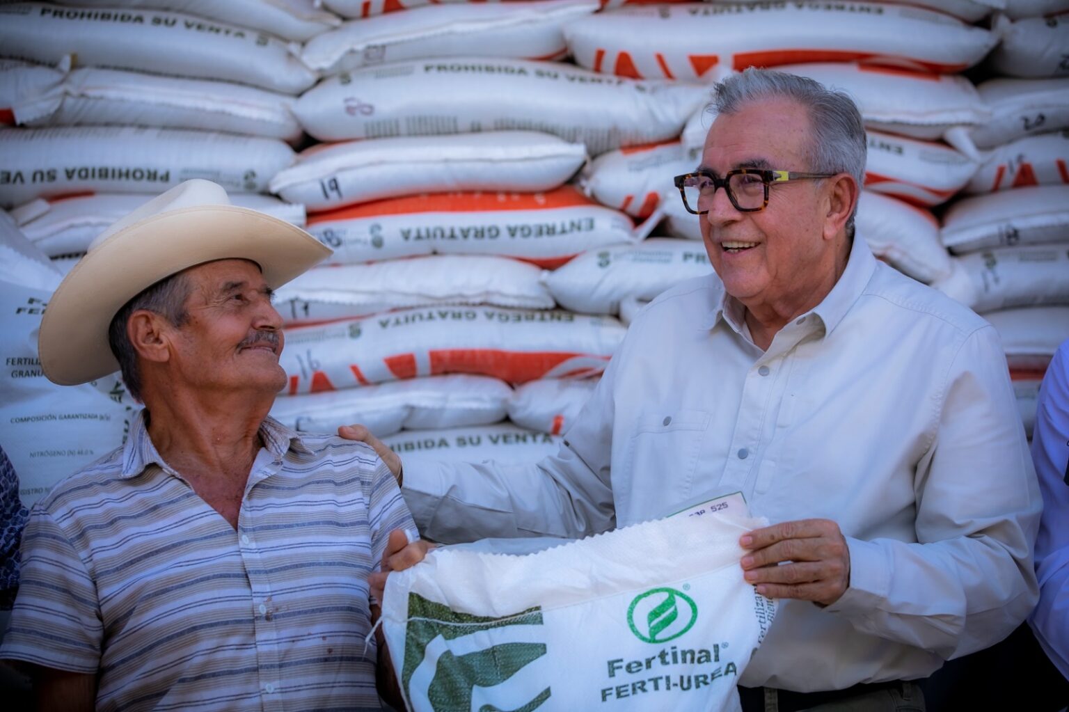 Firme en su compromiso de apoyar a los productores sinaloenses el Gobernador del Estado Rubén Rocha Moya, dio arranque a la entrega de insumos del programa federal Fertilizantes para el Bienestar 2024, en su pueblo natal Batequitas, Badiraguato.