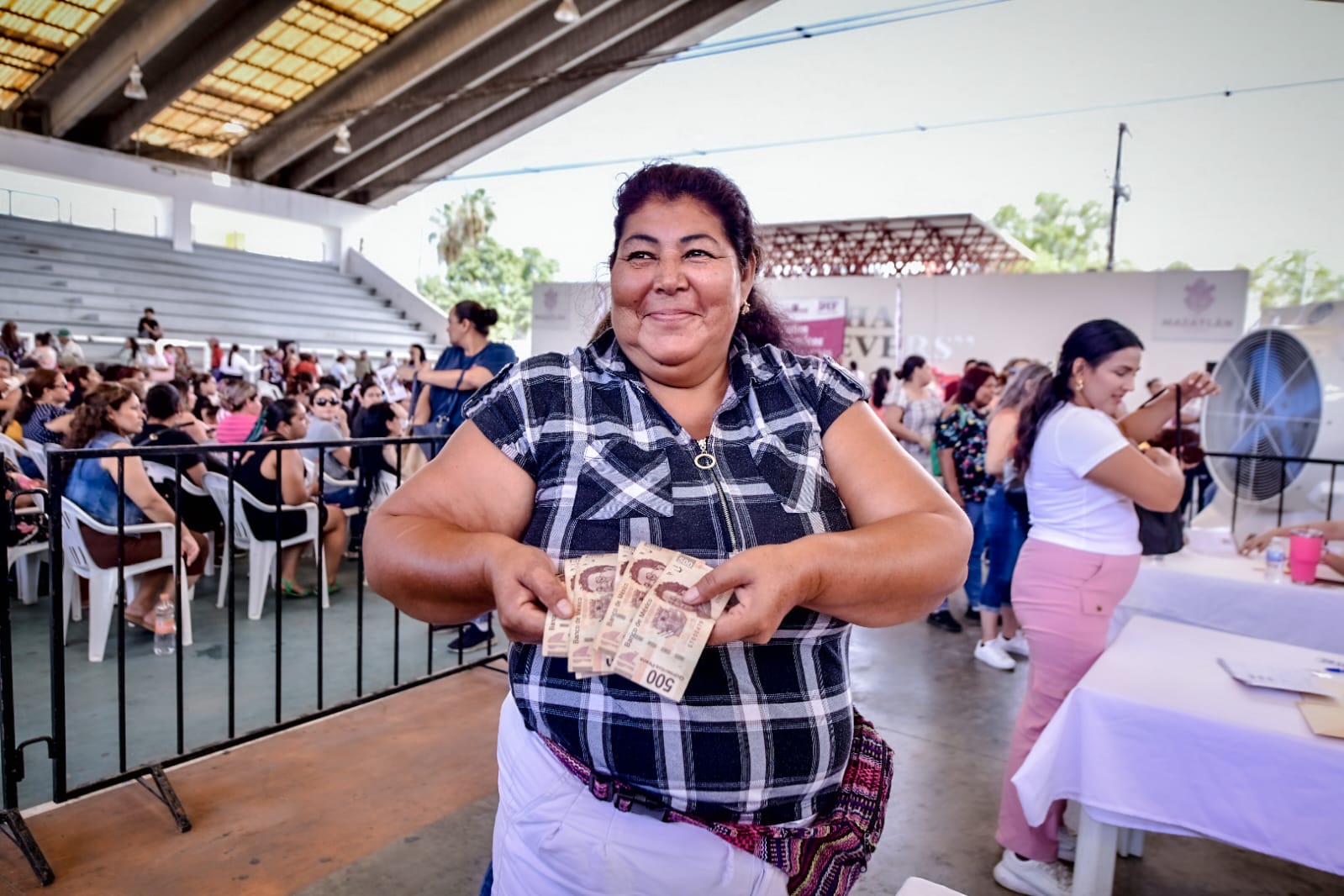 María Teresa Apodaca de González, presidenta de Sistema DIF Mazatlán, y Edgar González, Alcalde de Mazatlán, encabezan el evento.