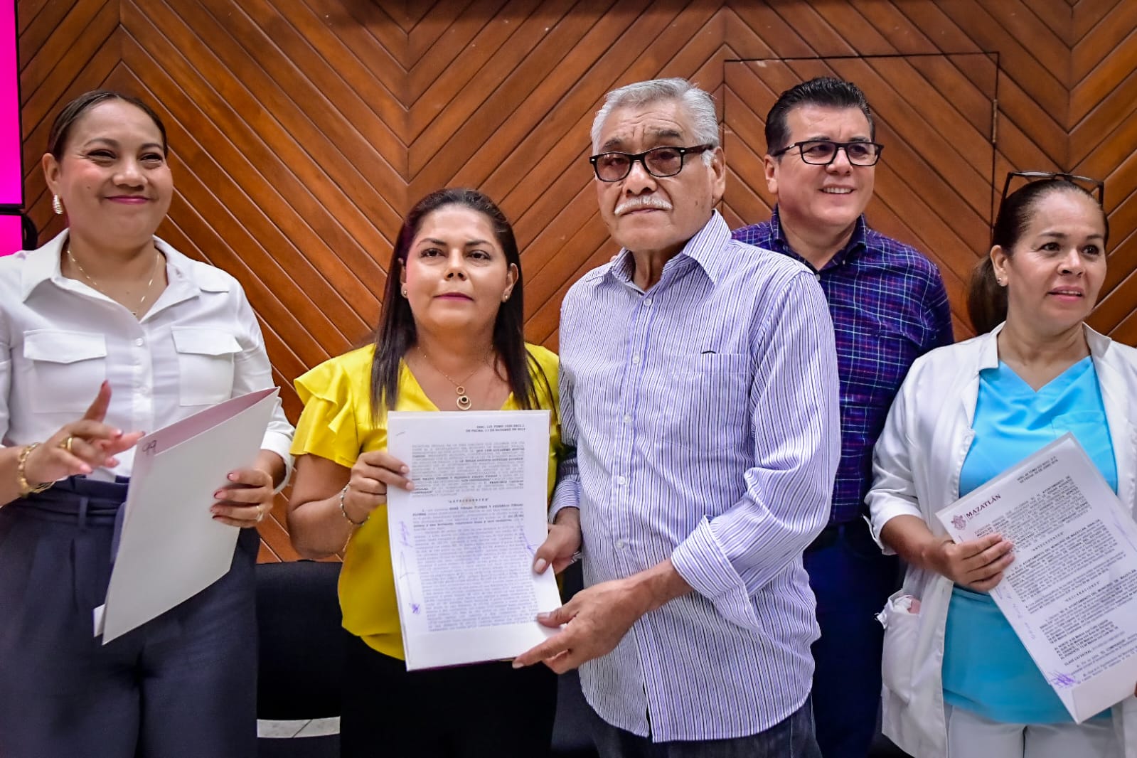 El Alcalde Edgar González entregó a las familias el documento durante la séptima entrega de las escrituras del programa “Tu hogar seguro”.