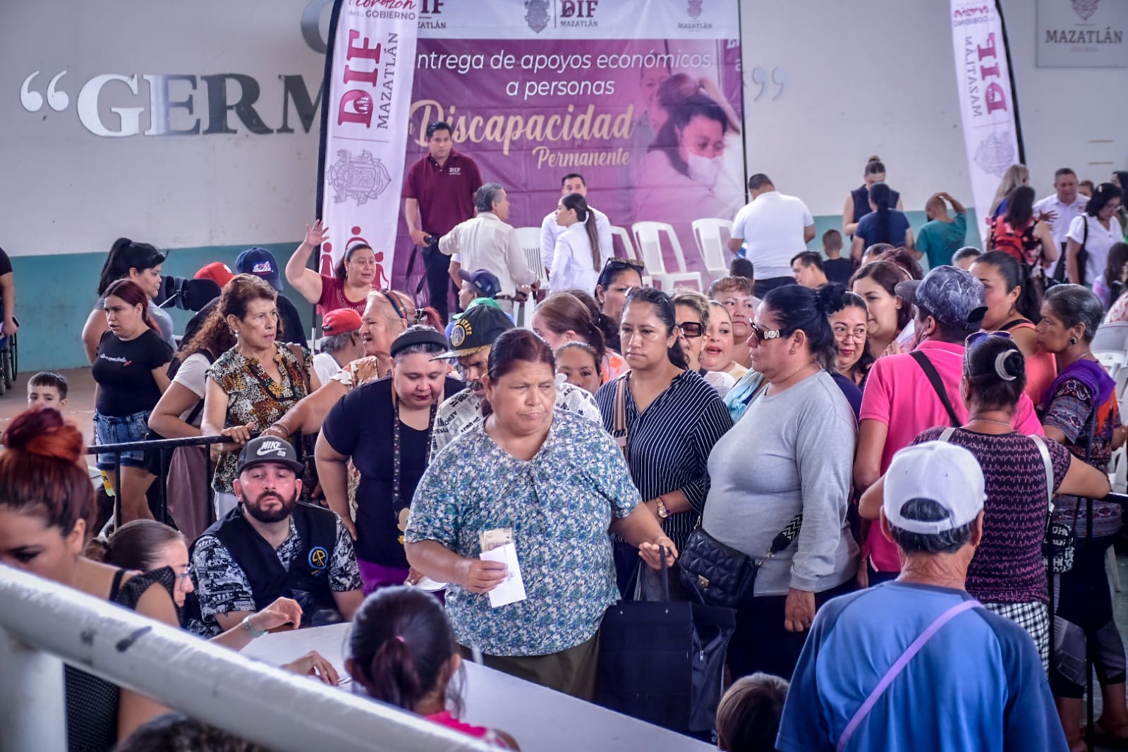 Una mañana de mucha alegría vivieron 500 personas con discapacidad, al recibir los recursos  del Programa Apoyos Económicos a Personas con Discapacidad que otorgan el Sistema DIF Mazatlán y el Gobierno Municipal de Mazatlán.