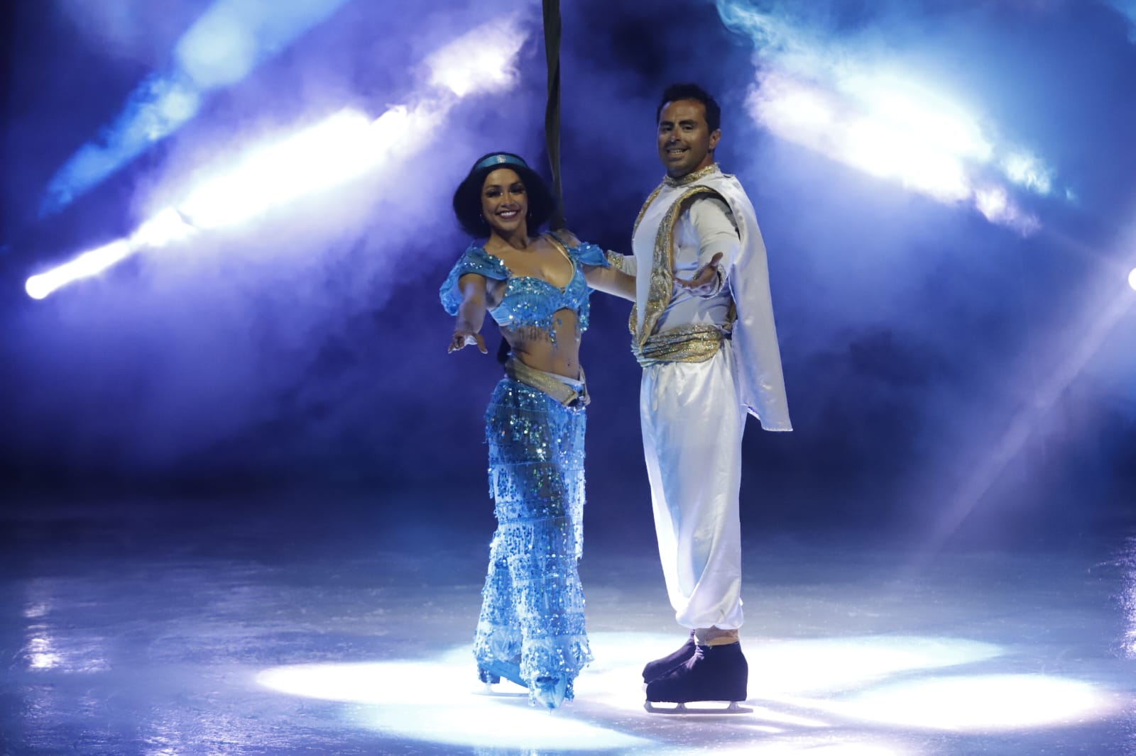De principio a fin, las y los invitados especiales vivieron la magia del circo sobre hielo, y la elegancia del patinaje
