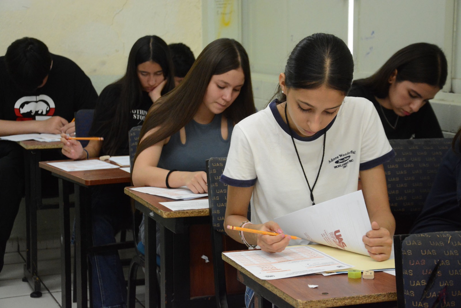 “Por lo regular lo que se publica es el padrón numérico que tiene ver con la ficha correspondiente vinculado a los resultados de su examen, incluso no se le pone ni siquiera una calificación numérica, solamente padrón de aceptados y están todos los folios y fichas correspondientes”, expresó.