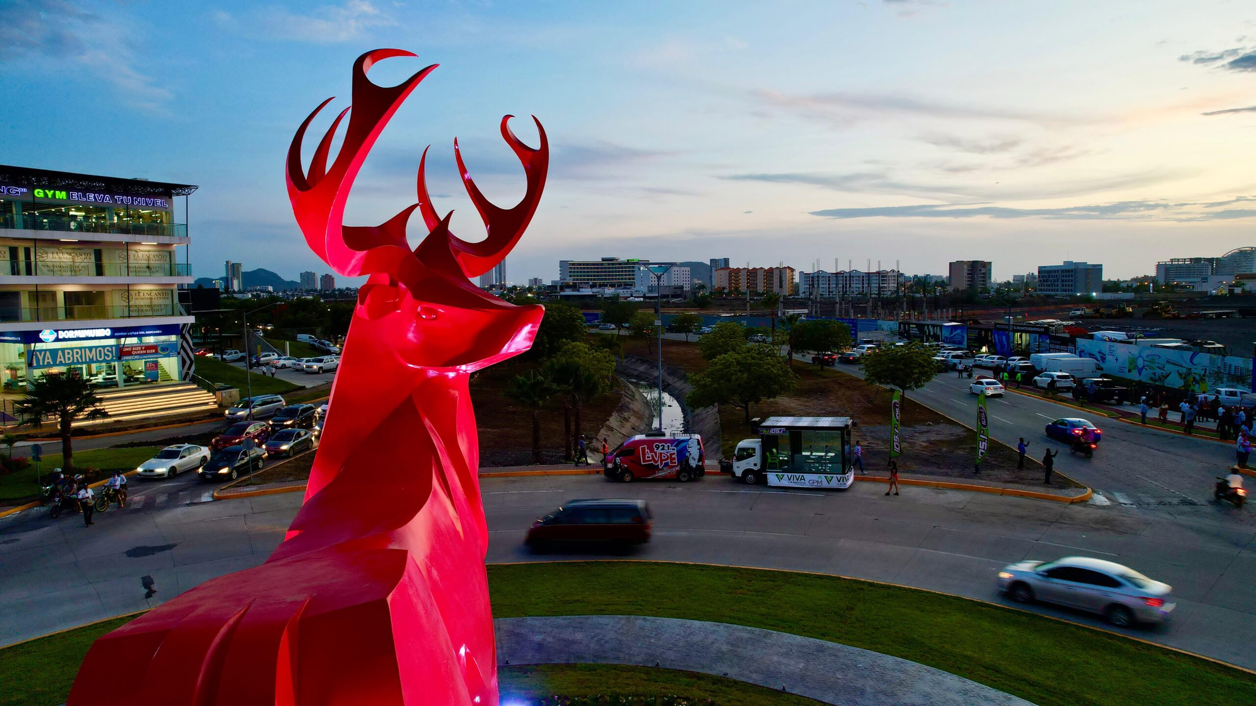 La impactante figura de más de 10 metros de alto engalana la glorieta ubicada en la intersección de la avenida Carlos Canseco y Paseo del Atlántico.