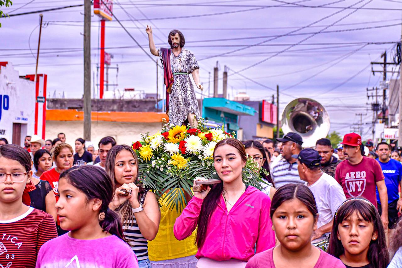 La tradicional fiesta inició con una bendición en la Parroquia de San Juan Bautista para posteriormente iniciar con el camino hacia el río Presidio.