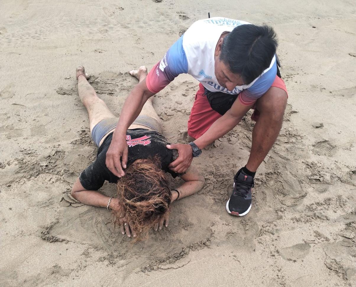 La dama que no está identificada fue llevada de urgencia a un hospital, Paramédicos de Cruz Roja atendieron el llamado