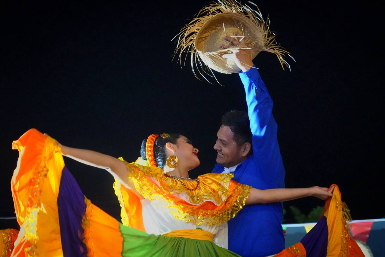 Fieles a su tradición los habitantes de Villa Unión muy temprano bañaron a su santo patrono y por la noche se congregaron en la Plazuela junto a la Parroquia de San Juan Bautista donde personal de CULTURA montó un escenario para la presentación del ballet juvenil de la Academia de Baile “Danzabel”. La fiesta llena de color, música, danza y alegría, adornó la coronación de Lilian I y Kevin I, soberanos de las Fiestas Patronales de Villa Unión 2024.