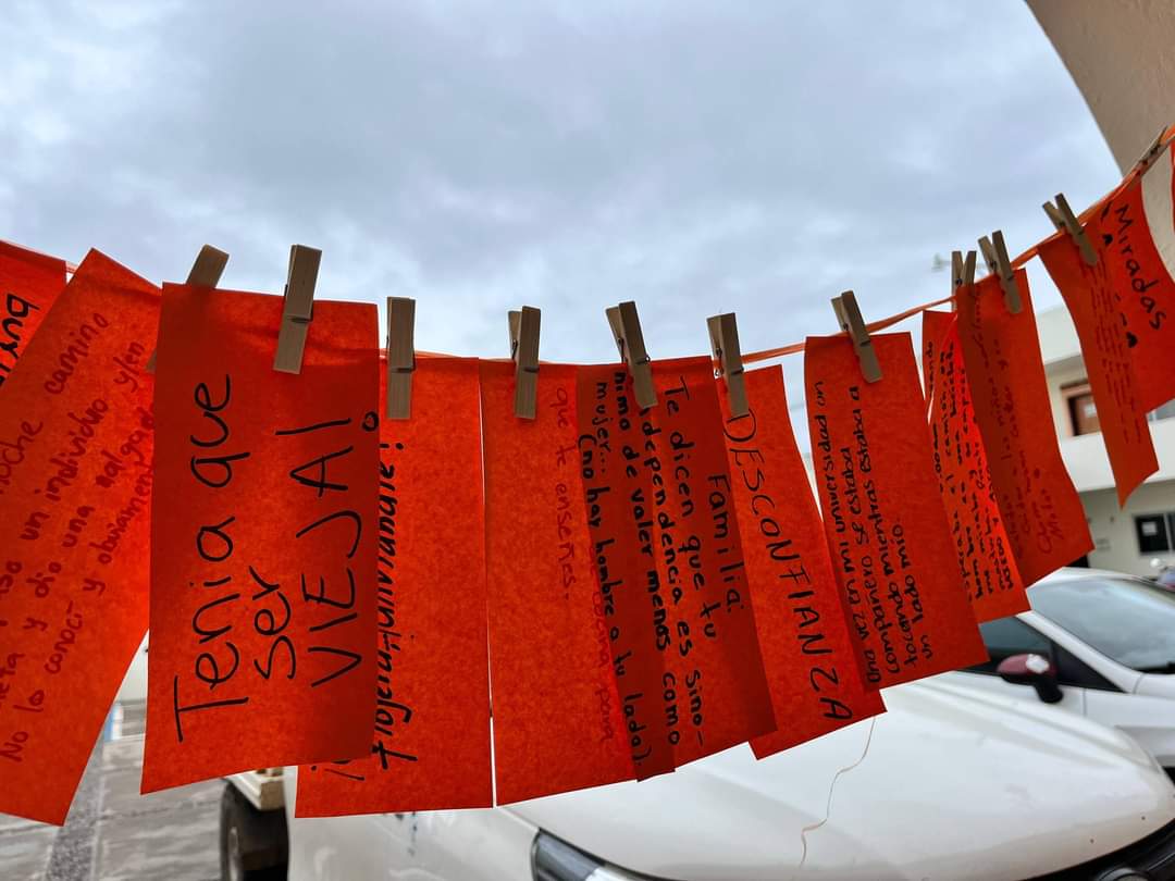 Este 25 de junio es un día más para hacer conciencia sobre la violencia que sufren mujeres, adolescentes y niñas en el país, es por esto que el Instituto Municipal de la Mujer en Rosario realizaron una actividad llamada “Tendedero” siendo este un muro de expresión para compartir situaciones donde se han sentido vulnerables y donde sus derechos se han violentado.