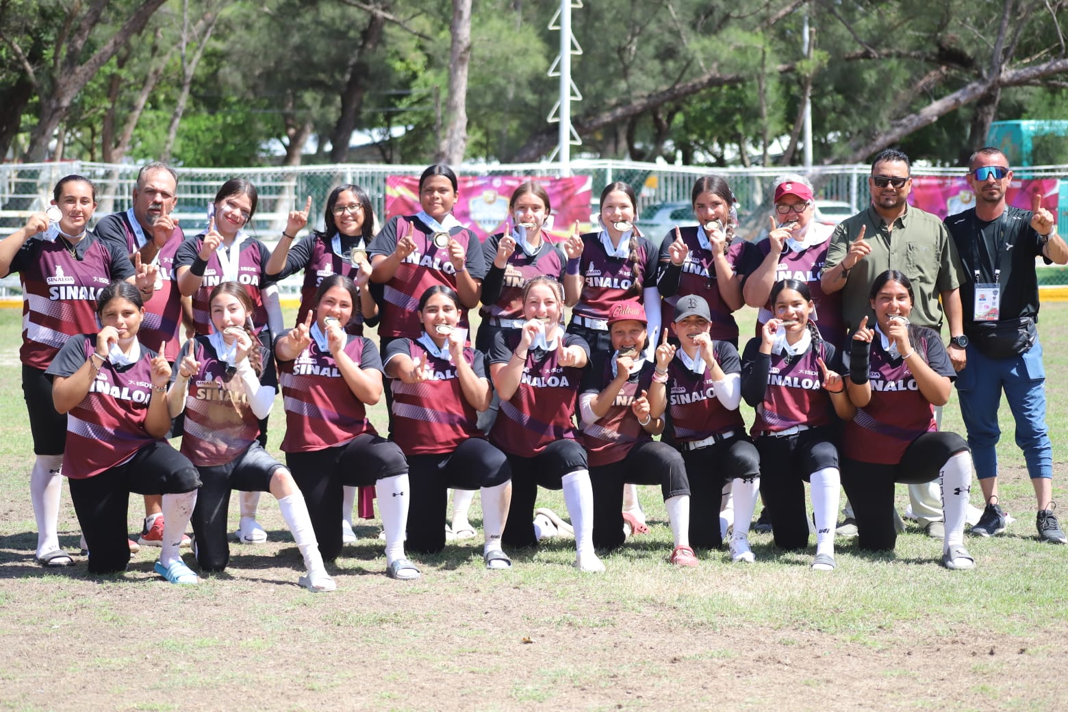 La selección Juvenil Menor, en la que juegan las mazatlecas, Katia Osuna Beltrán, Karina Rodríguez Ibarra, Yailin Palma Ramos y Cecilia Valdez Coronel, así como la entrenadora, Martha Lizárraga, se queda con el primer lugar tras vencer al representativo de Coahuila