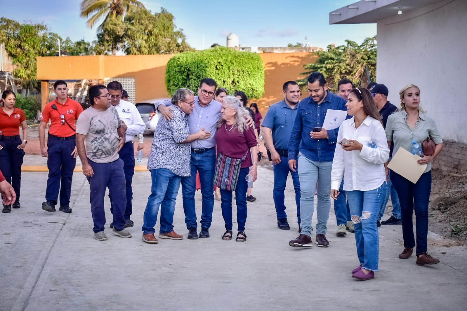 -	Alcalde Edgar González entrega obra pavimentación de la calle Norma Corona.