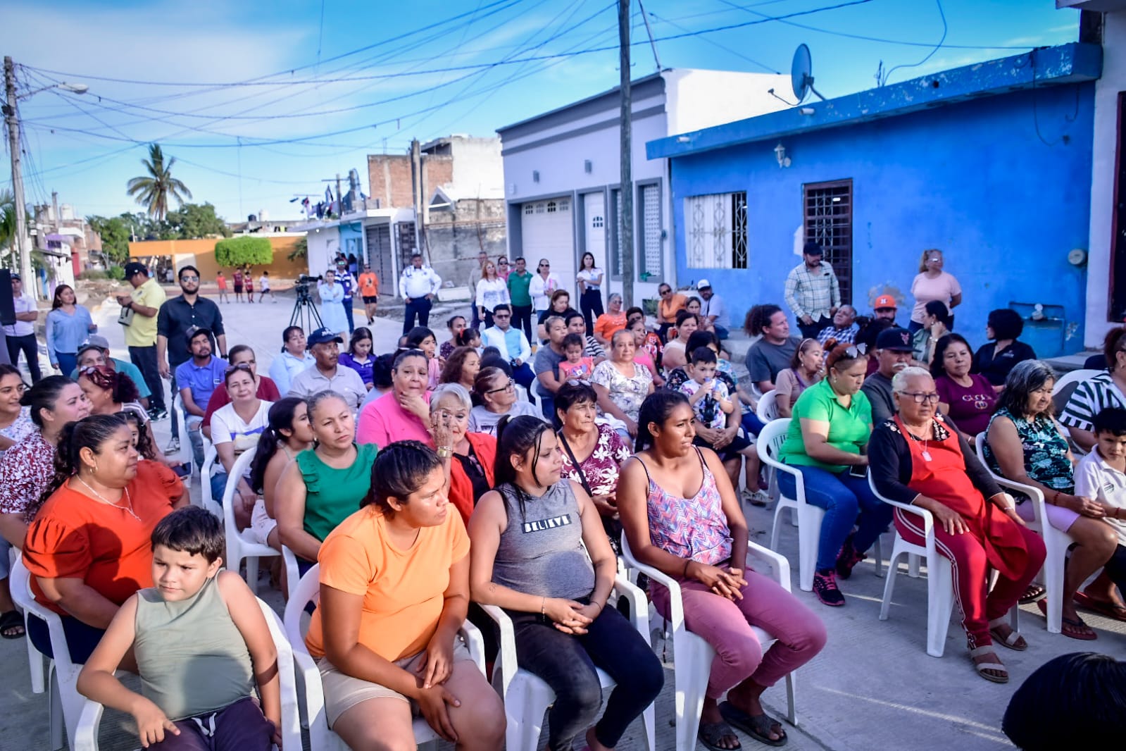 El Alcalde Edgar González cortó el simbólico listón inaugural acompañado de familias habitantes del lugar, que en voz de Jazmín Osuna Zamora expresaron su agradecimiento por estas acciones que mejoran el entorno.