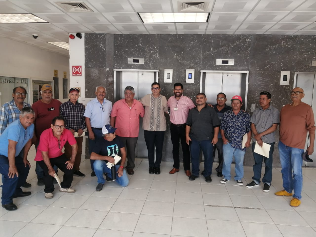 El Presidente de la Comisión de Pesca en el Congreso del Estado, Diputado Juan Carlos Patrón, convocó esta mañana a una reunión de trabajo entre autoridades de CONAPESCA y representantes de la Federación de Cooperativas Pesqueras de Mazatlán.