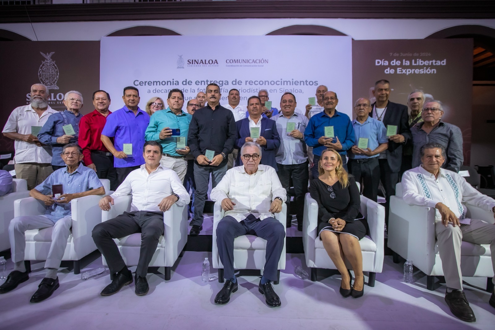 Además del Galardón, el Gobernador Rocha Moya autorizó un estímulo económico de 20 mil pesos a cada uno de los 23 homenajeados.