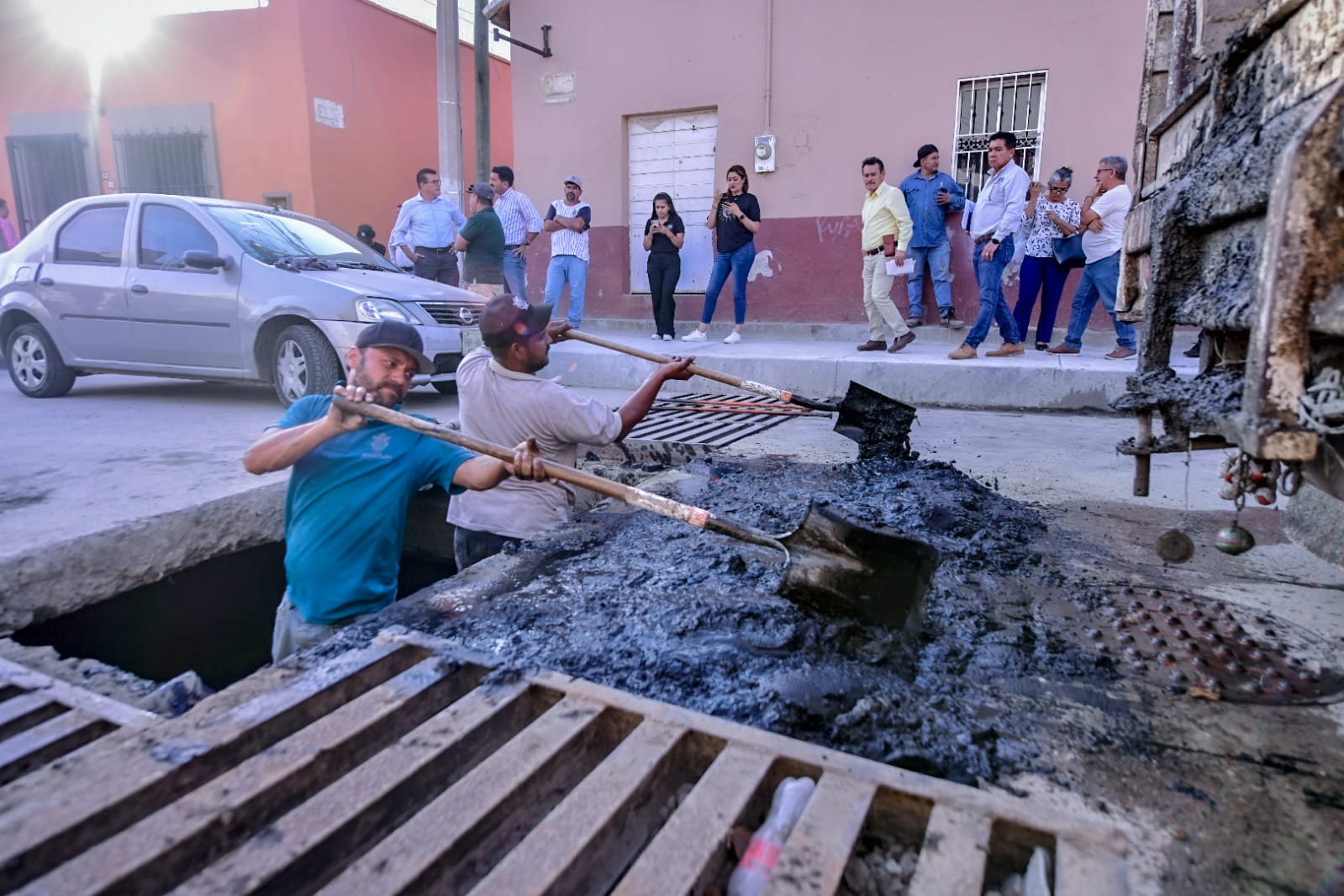 A sólo un 20 por ciento de concluirse los trabajos de reposición de las redes de agua potable y drenaje en la Calle Roosevelt se encuentra el proyecto con el cual el Alcalde Edgar González está cumpliendo su compromiso de abatir la problemática de escurrimientos de aguas residuales hacia el Colector Pluvial Roosevelt, en el Centro Histórico, donde el Gobierno Municipal invierte poco más de 5 millones 213 mil pesos de recursos propios.