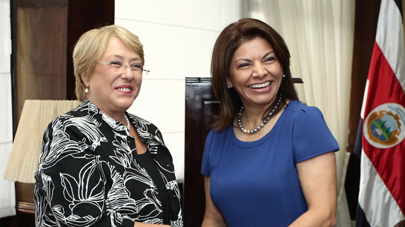 Volverse la primera presidenta elegida en las urnas de su país, como ahora lo es Claudia Sheinbaum en México, significó para la costarricense Laura Chinchilla una “enorme responsabilidad”: iba a ser evaluada de forma especial, recuerda.