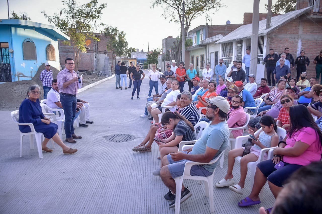 La colonia Francisco Villa se benefició con la pavimentación del circuito de calles Frontera y Acontecer.