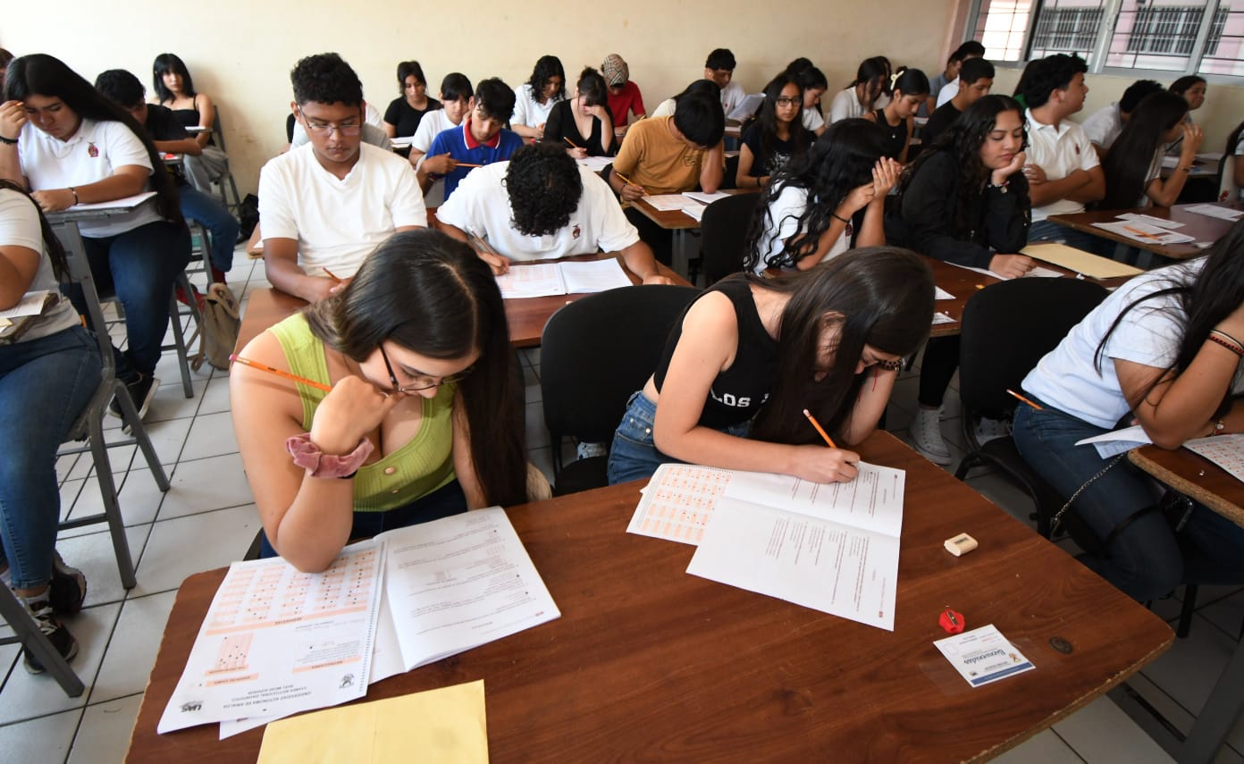 La Universidad Autónoma de Sinaloa (UAS) aplicó el Examen Institucional de Admisión y diagnóstico UAS 2024, para evaluar a los miles de aspirantes que, expectantes, desean ingresar al Ciclo Escolar 2024-2025, en la Unidad Regional Sur.