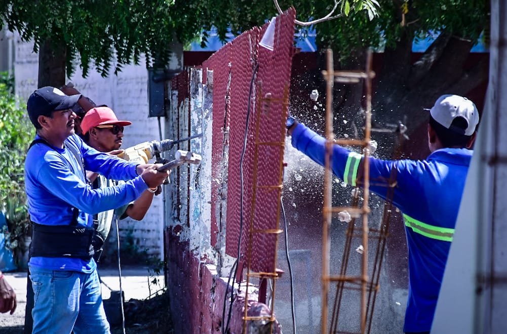 El Primer Edil supervisó la obra de construcción de la barda perimetral de la primaria Miguel Hidalgo en esa comunidad.