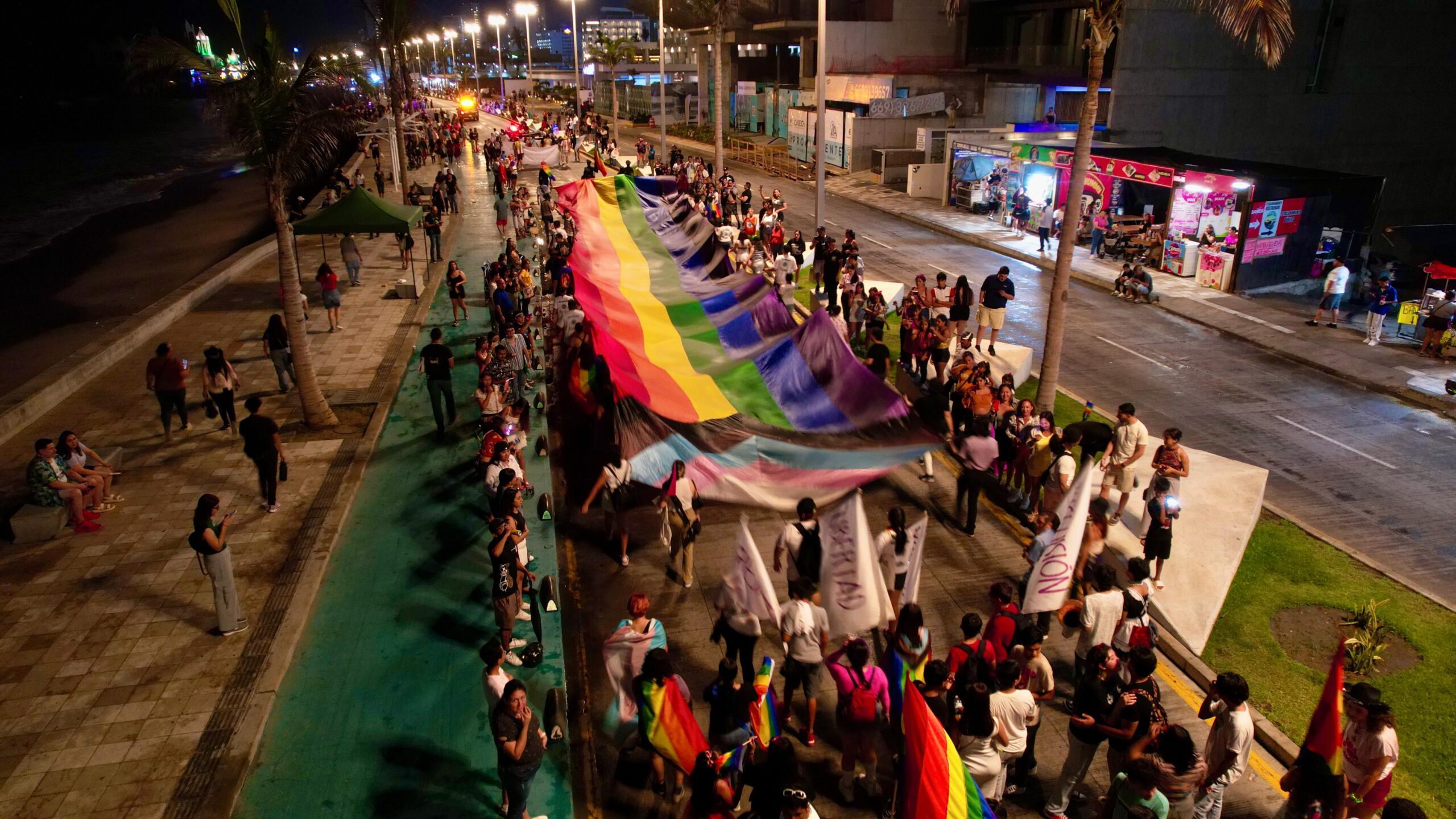 Alrededor de 15 mil personas se dieron cita en el malecón de Mazatlán para apreciar los carros alegóricos y a los integrantes de la comunidad que participaron en este desfile.