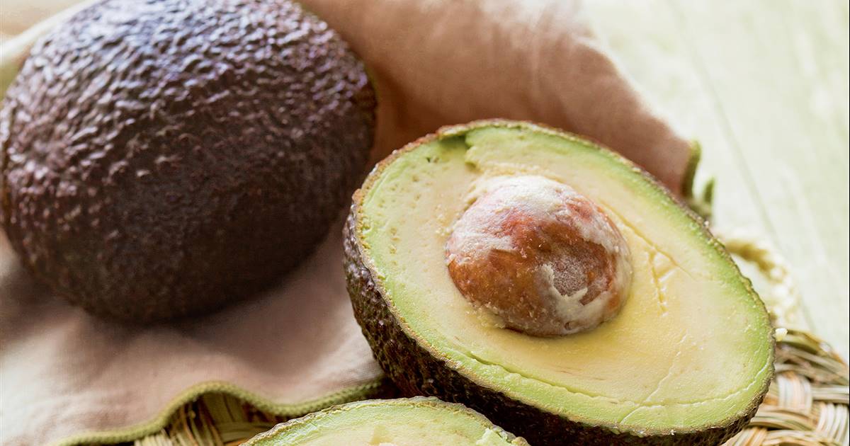El aguacate es rico en vitaminas del complejo B, particularmente B6, esenciales para el óptimo funcionamiento del sistema nervioso