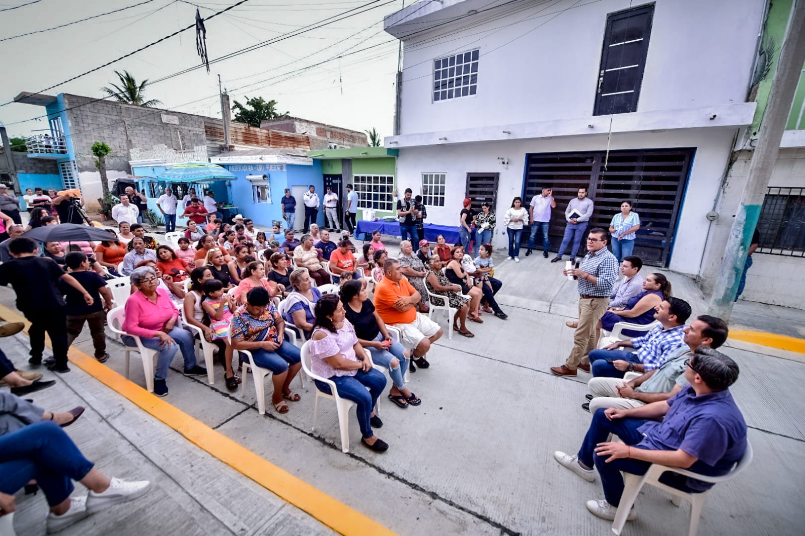 En el acto de inauguración de la calle estuvieron presentes funcionarios municipales de diferentes áreas y regionales y familias beneficiadas con la pavimentación de la calle.