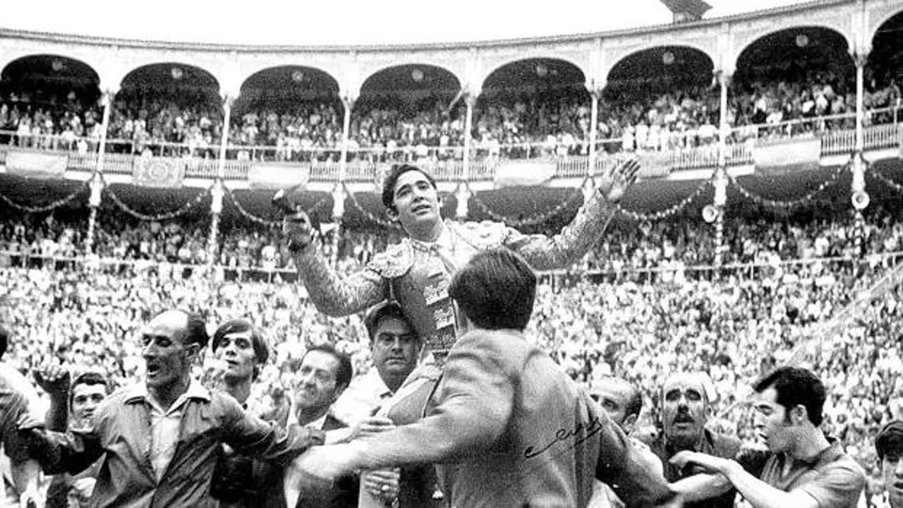 El torero español Paco Camino, considerado como uno de los más importantes de la historia de la tauromaquia, murió esta madrugada a la edad de 84 años, según confirmó a EFE su viuda, Isabel Sánchez.