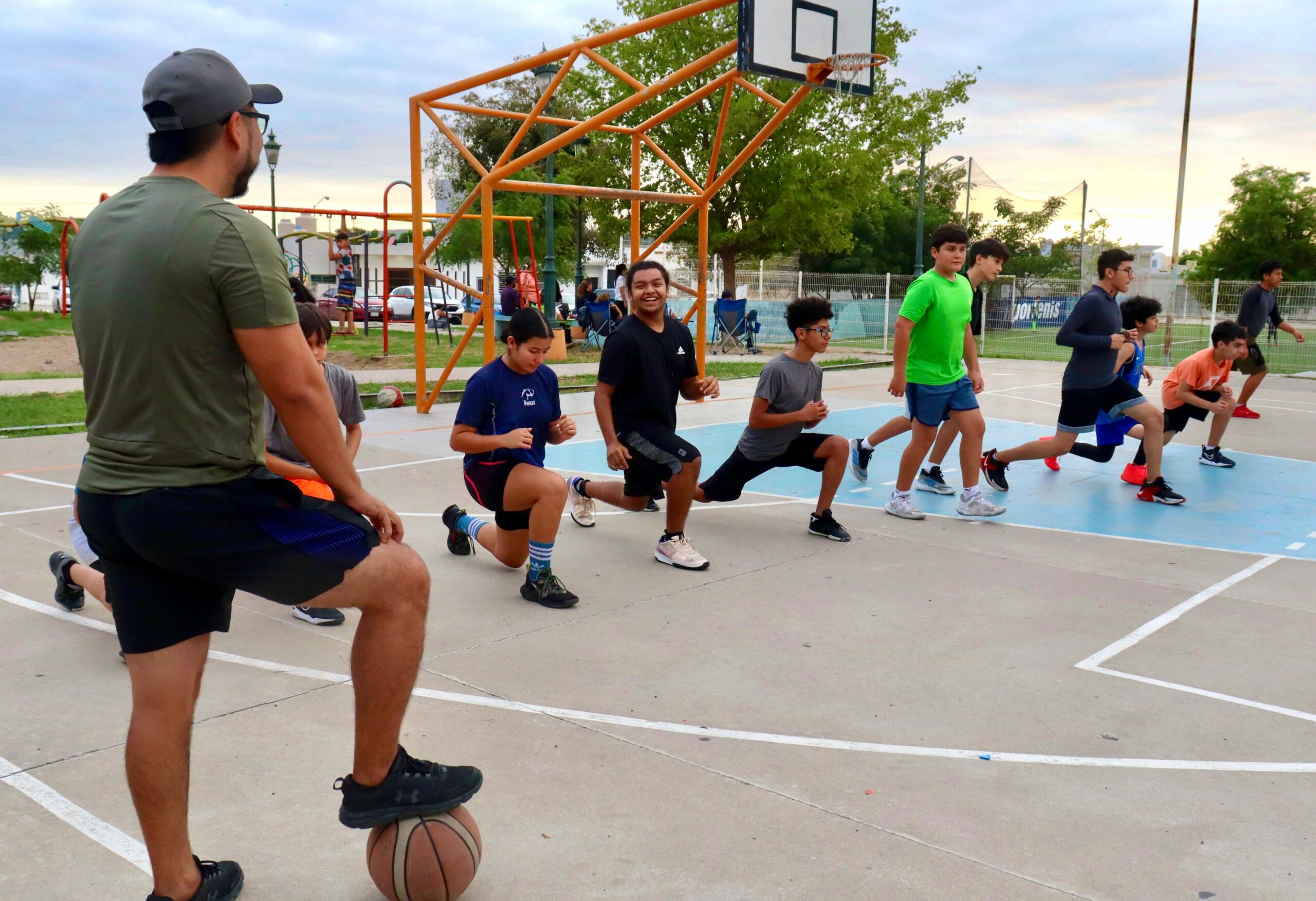 Las canchas en los espacios deportivos del municipio deben de ser de uso libre para los deportistas y los vecinos expresa el alcalde Edgar González Zatarain al rechazar que algunos promotores deportivos pretendan apropiarse de dichos espacios.